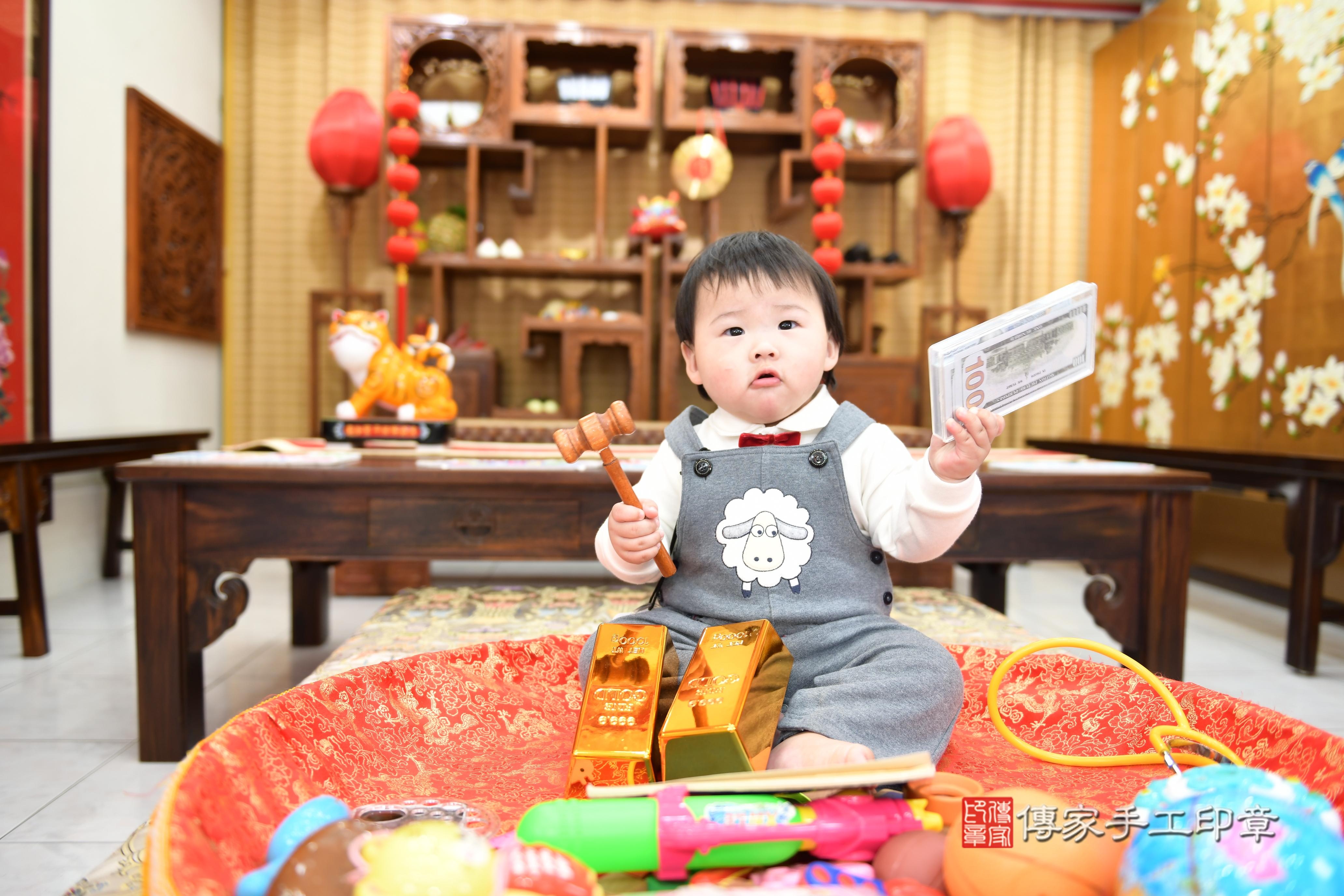 傳家手工印章台南店、抓周、度脺、美式風會場、傳家嬰兒古禮、吉祥話、抓周道具物品24種、拍照。抓周證書。寶寶抓周、滿周歲、生日快樂、祝福