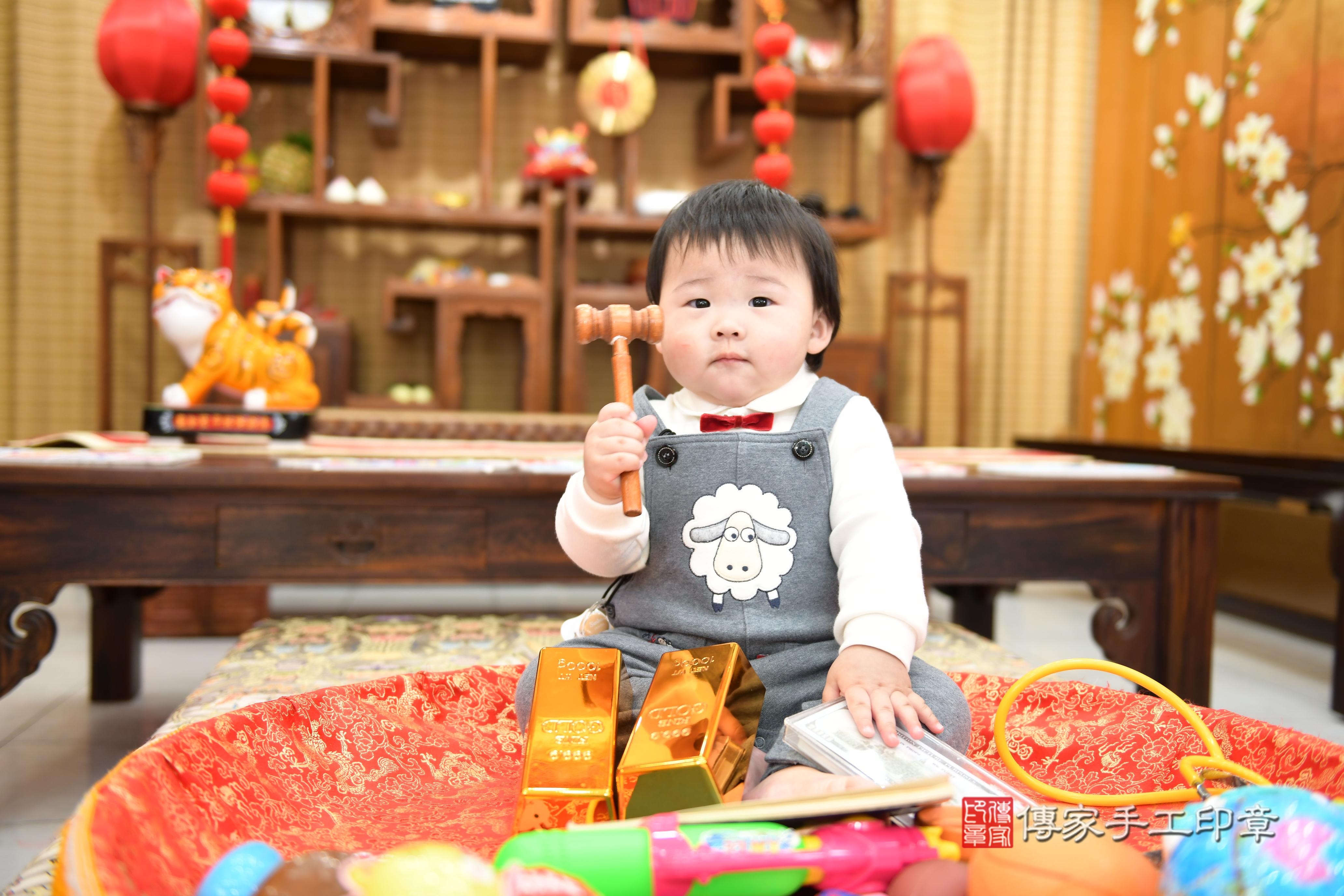 傳家手工印章台南店、抓周、度脺、美式風會場、傳家嬰兒古禮、吉祥話、抓周道具物品24種、拍照。抓周證書。寶寶抓周、滿周歲、生日快樂、祝福