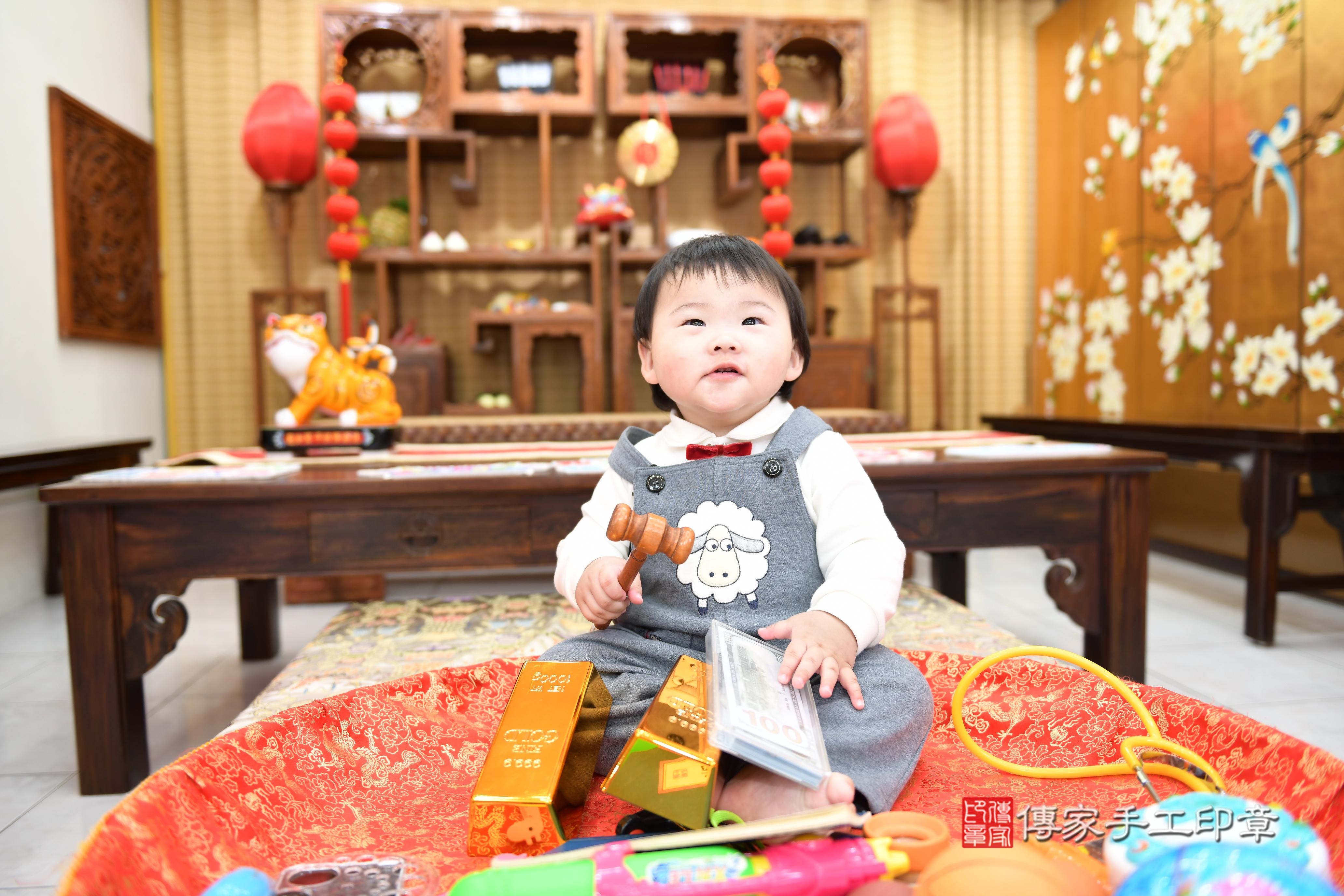 傳家手工印章台南店、抓周、度脺、美式風會場、傳家嬰兒古禮、吉祥話、抓周道具物品24種、拍照。抓周證書。寶寶抓周、滿周歲、生日快樂、祝福