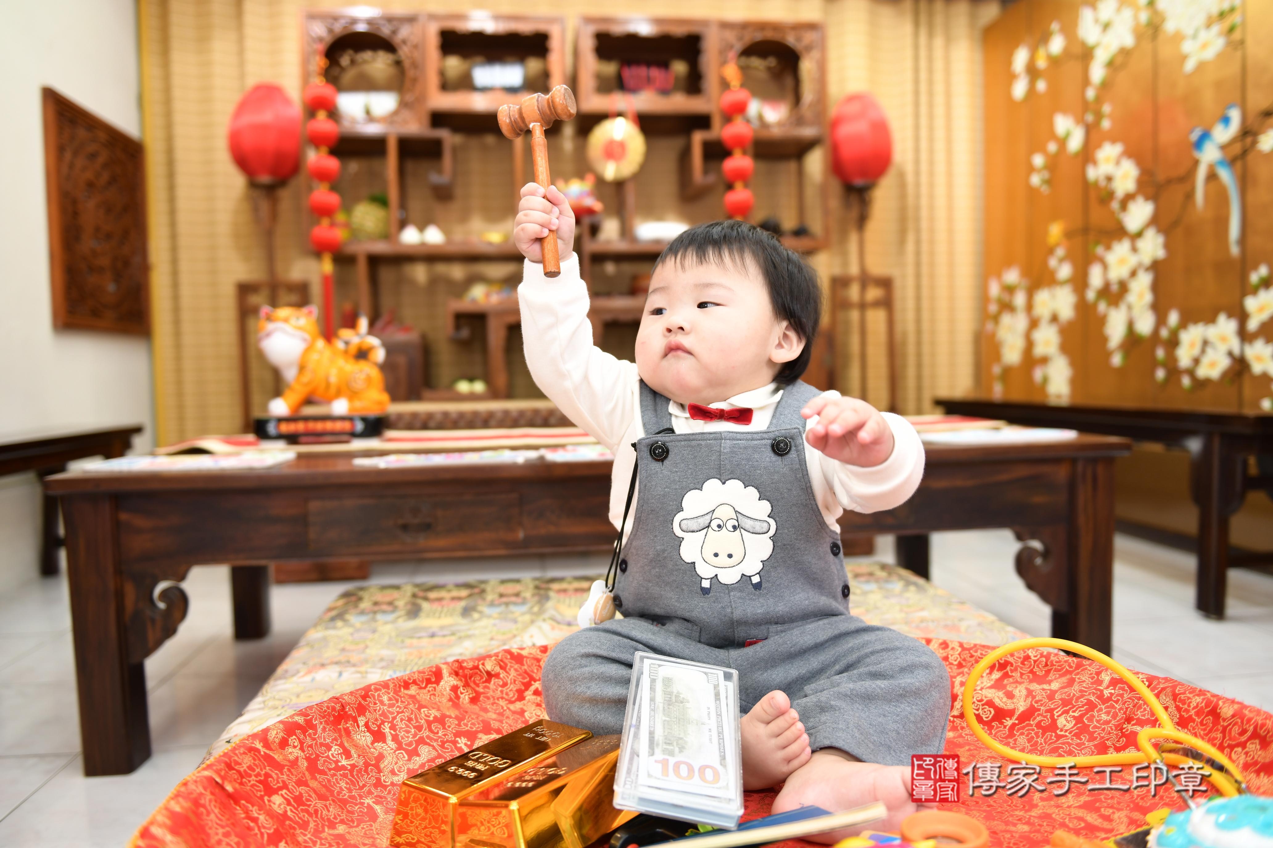 傳家手工印章台南店、抓周、度脺、美式風會場、傳家嬰兒古禮、吉祥話、抓周道具物品24種、拍照。抓周證書。寶寶抓周、滿周歲、生日快樂、祝福