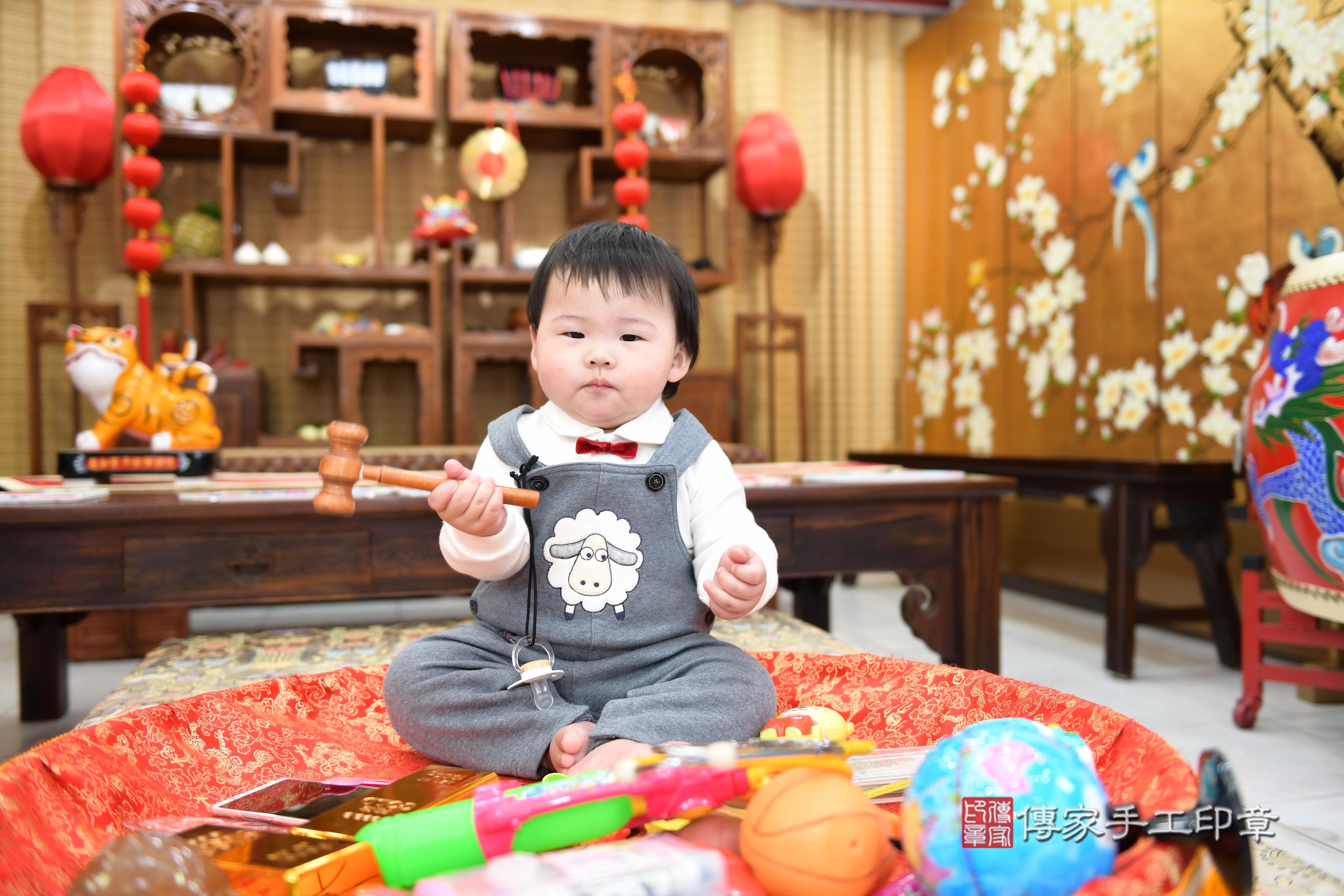 傳家手工印章台南店、抓周、度脺、美式風會場、傳家嬰兒古禮、吉祥話、抓周道具物品24種、拍照。抓周證書。寶寶抓周、滿周歲、生日快樂、祝福