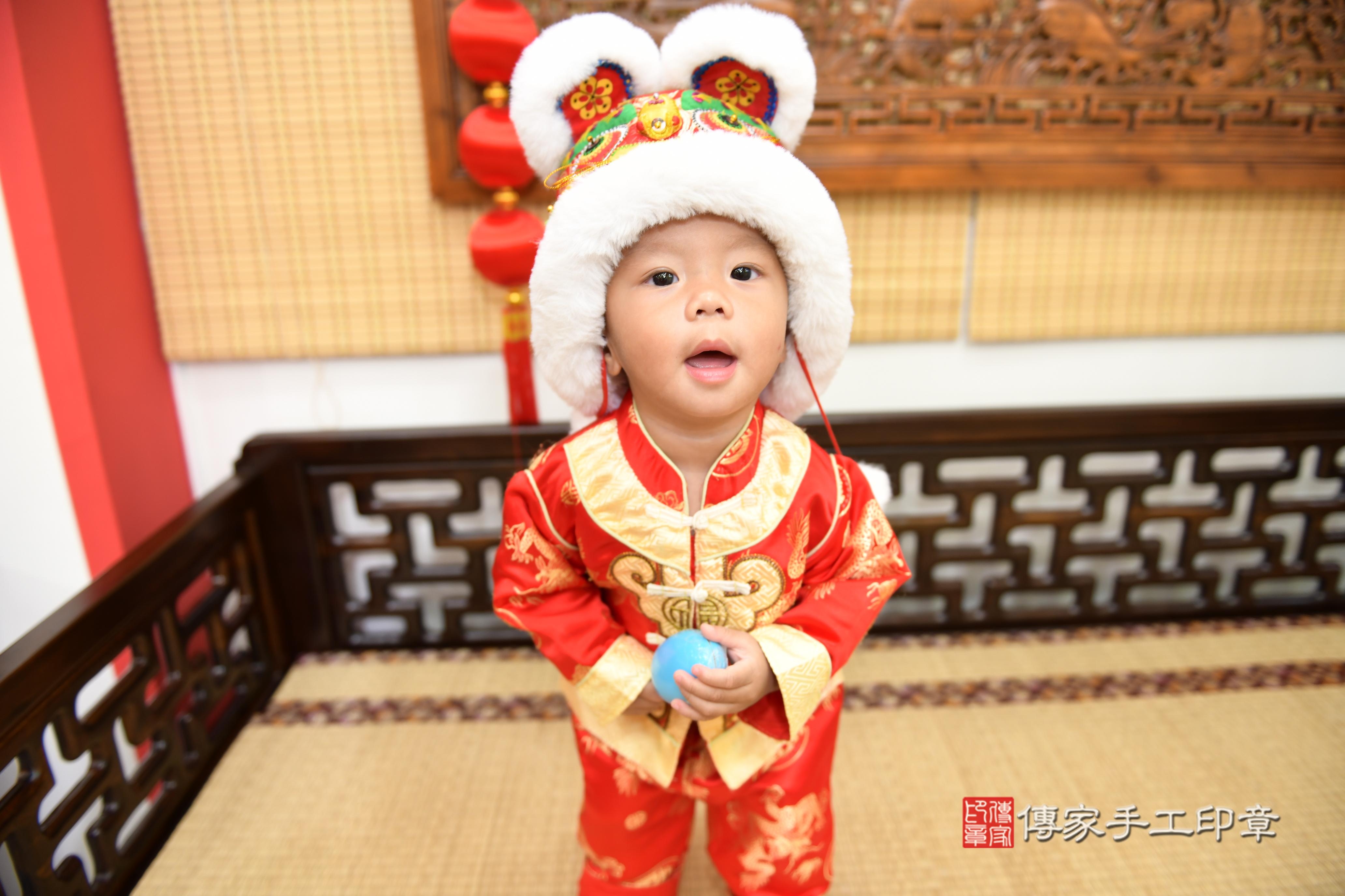 傳家手工印章台南店、抓周、度脺、美式風會場、傳家嬰兒古禮、吉祥話、抓周道具物品24種、拍照。抓周證書。寶寶抓周、滿周歲、生日快樂、祝福