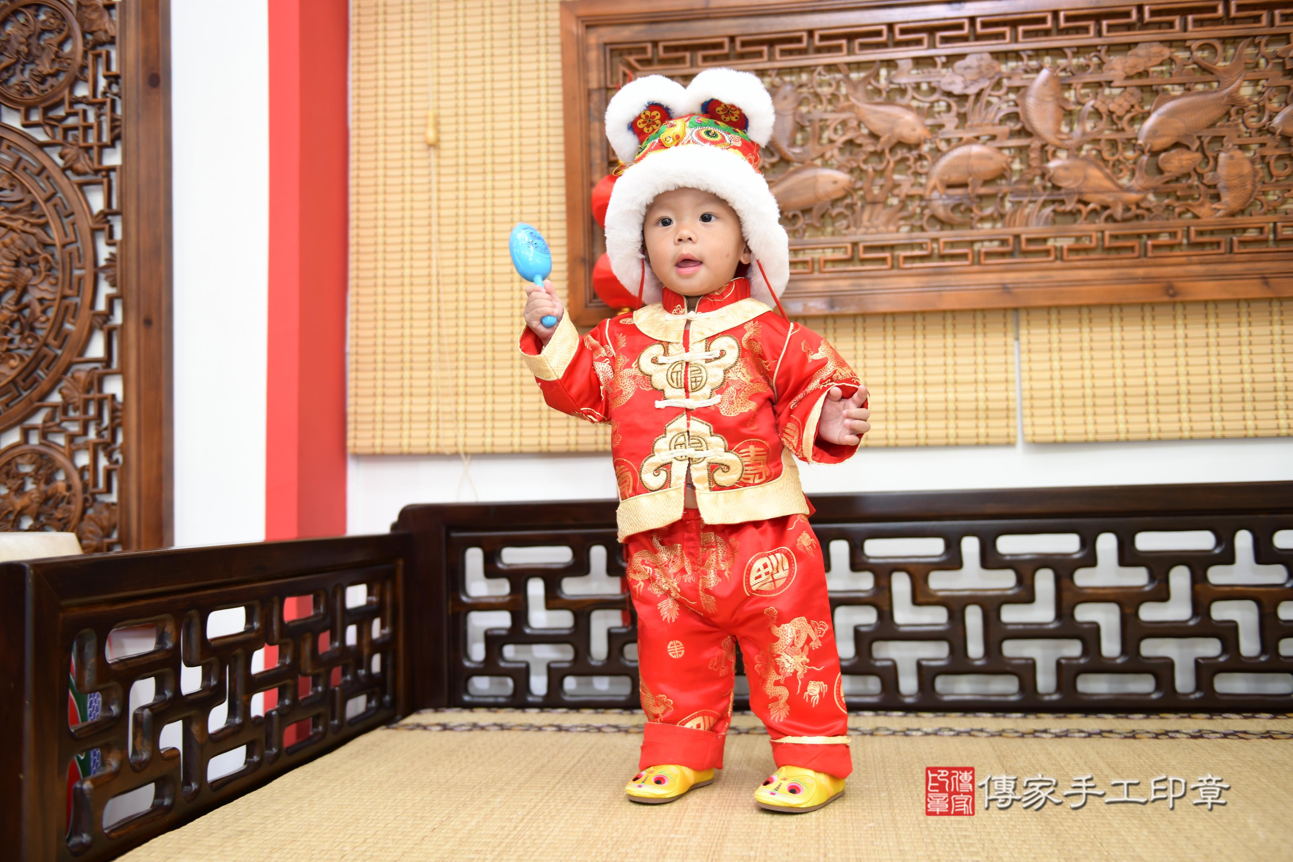 傳家手工印章台南店、抓周、度脺、美式風會場、傳家嬰兒古禮、吉祥話、抓周道具物品24種、拍照。抓周證書。寶寶抓周、滿周歲、生日快樂、祝福