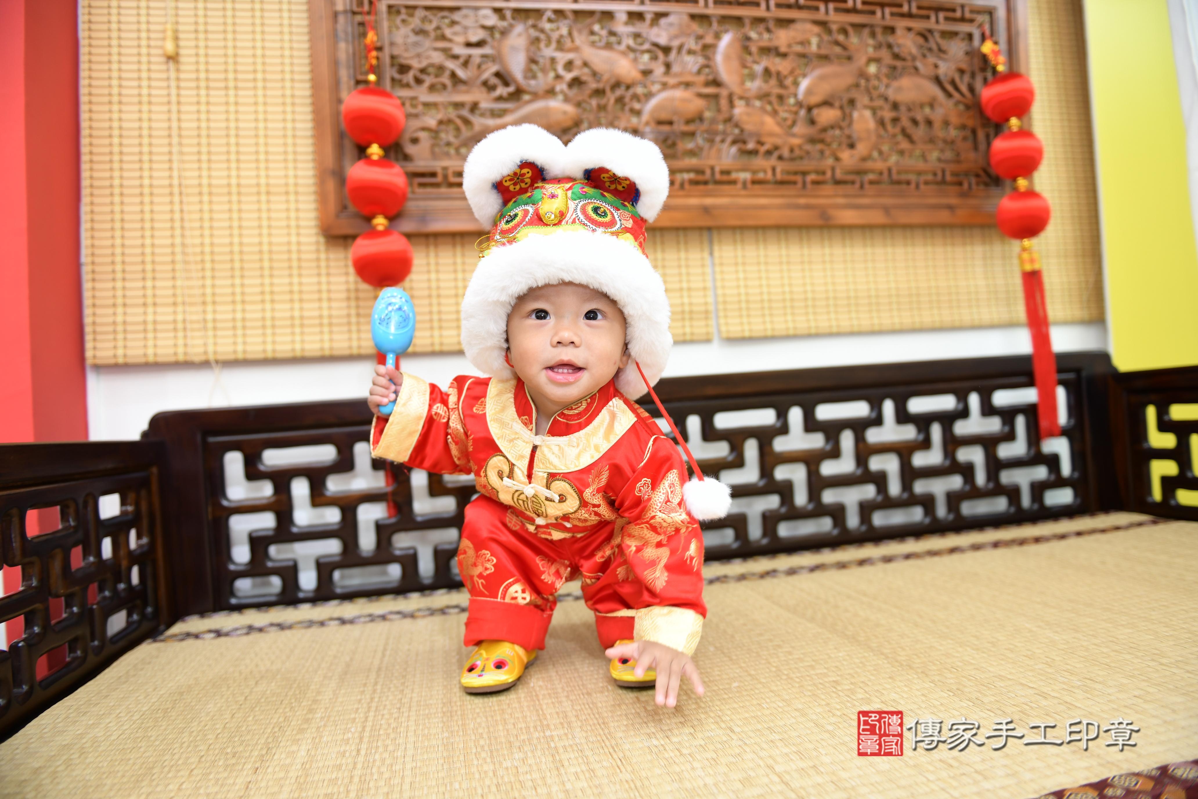 傳家手工印章台南店、抓周、度脺、美式風會場、傳家嬰兒古禮、吉祥話、抓周道具物品24種、拍照。抓周證書。寶寶抓周、滿周歲、生日快樂、祝福