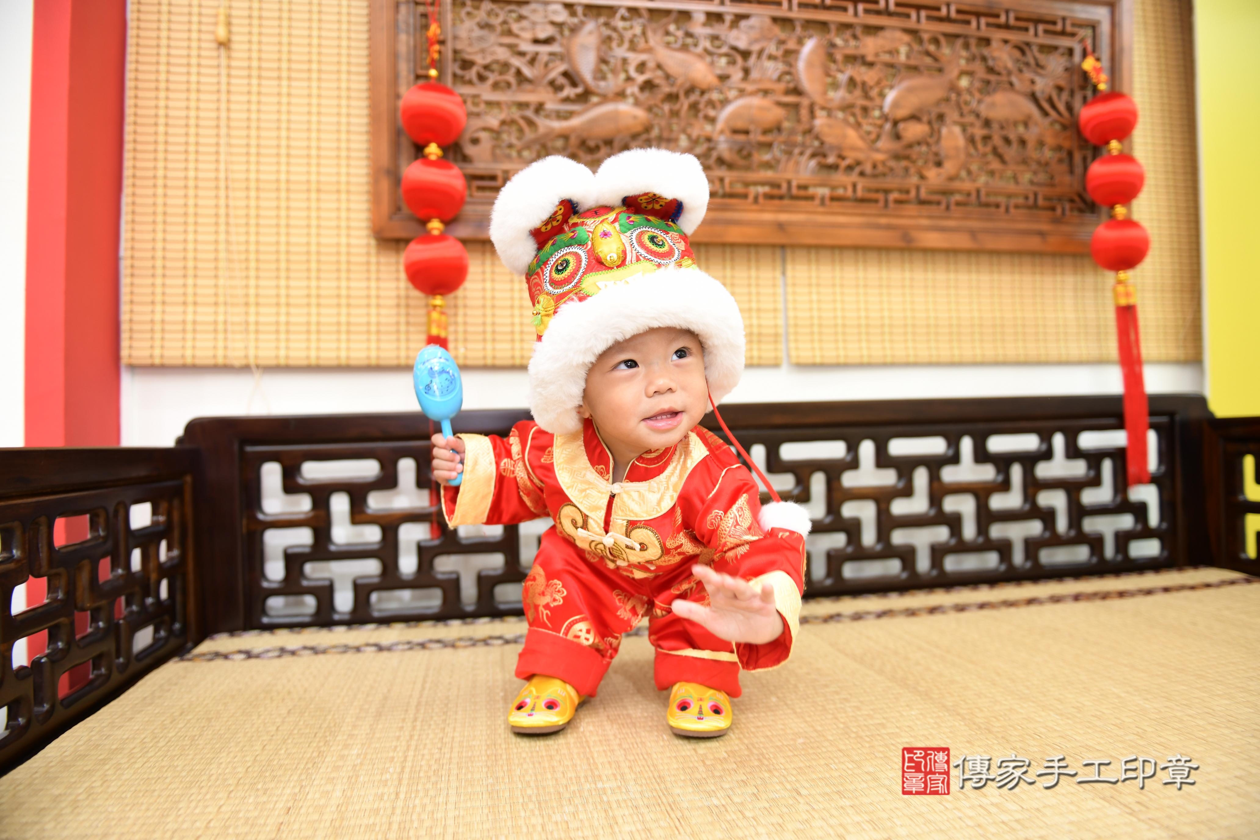 傳家手工印章台南店、抓周、度脺、美式風會場、傳家嬰兒古禮、吉祥話、抓周道具物品24種、拍照。抓周證書。寶寶抓周、滿周歲、生日快樂、祝福