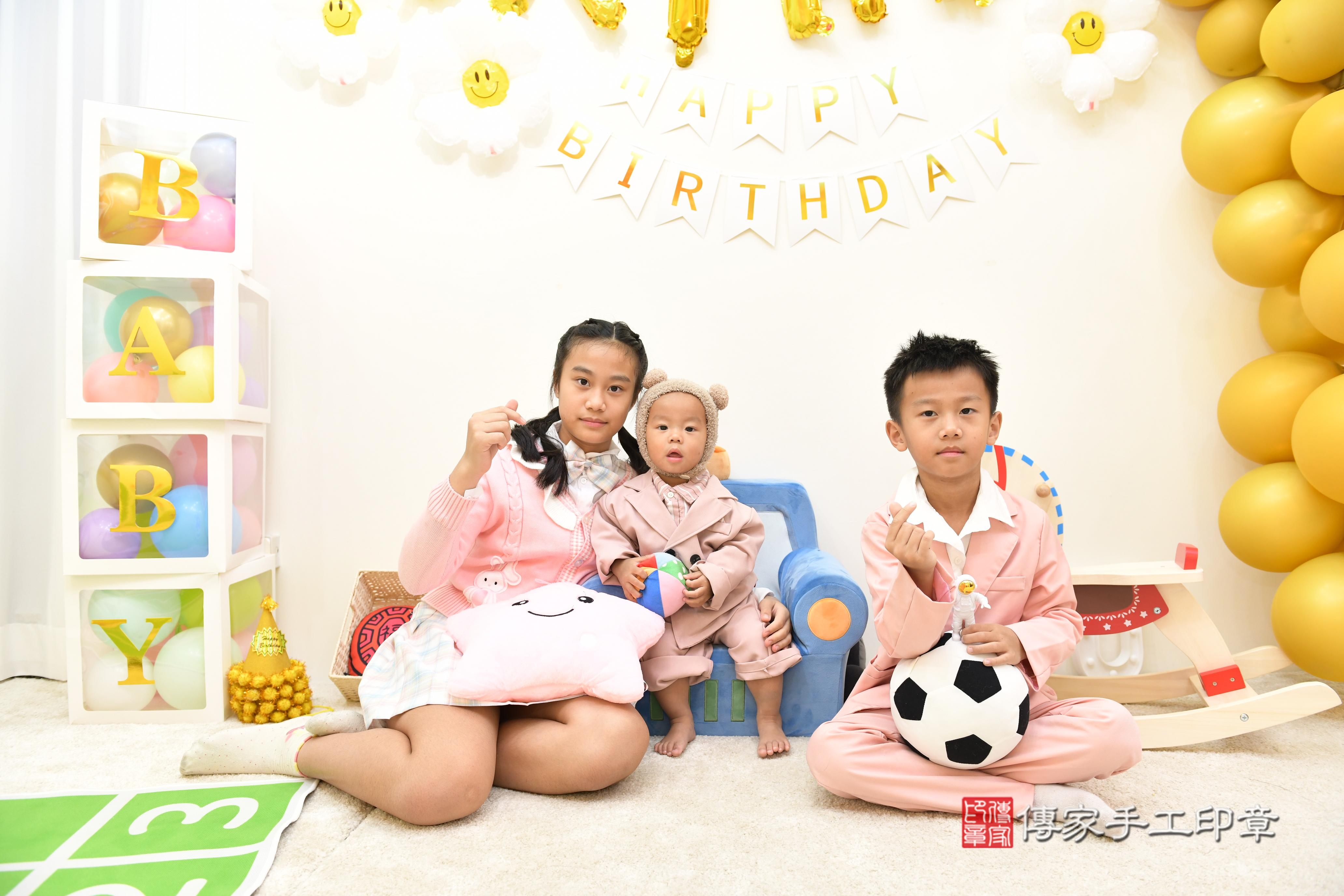 傳家手工印章台南店、抓周、度脺、美式風會場、傳家嬰兒古禮、吉祥話、抓周道具物品24種、拍照。抓周證書。寶寶抓周、滿周歲、生日快樂、祝福