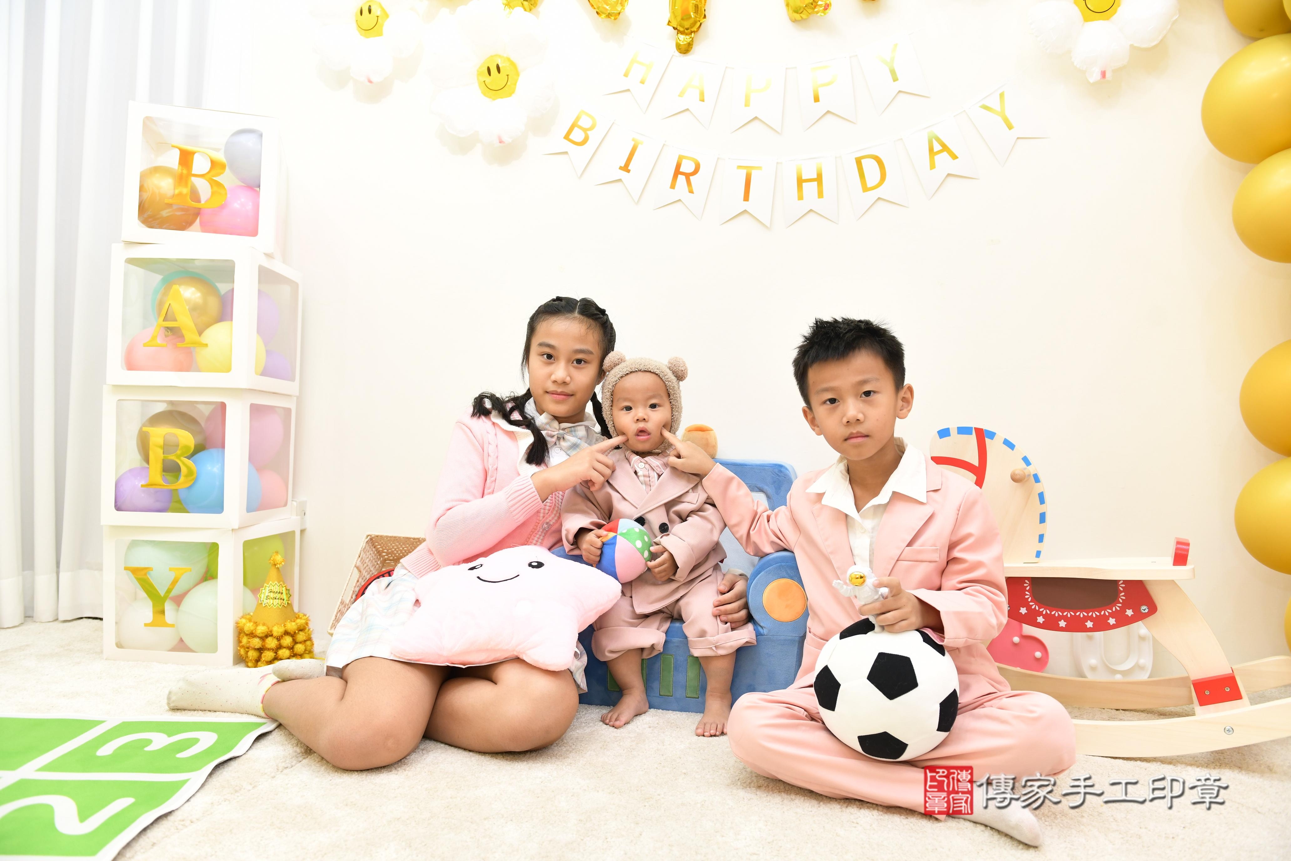 傳家手工印章台南店、抓周、度脺、美式風會場、傳家嬰兒古禮、吉祥話、抓周道具物品24種、拍照。抓周證書。寶寶抓周、滿周歲、生日快樂、祝福