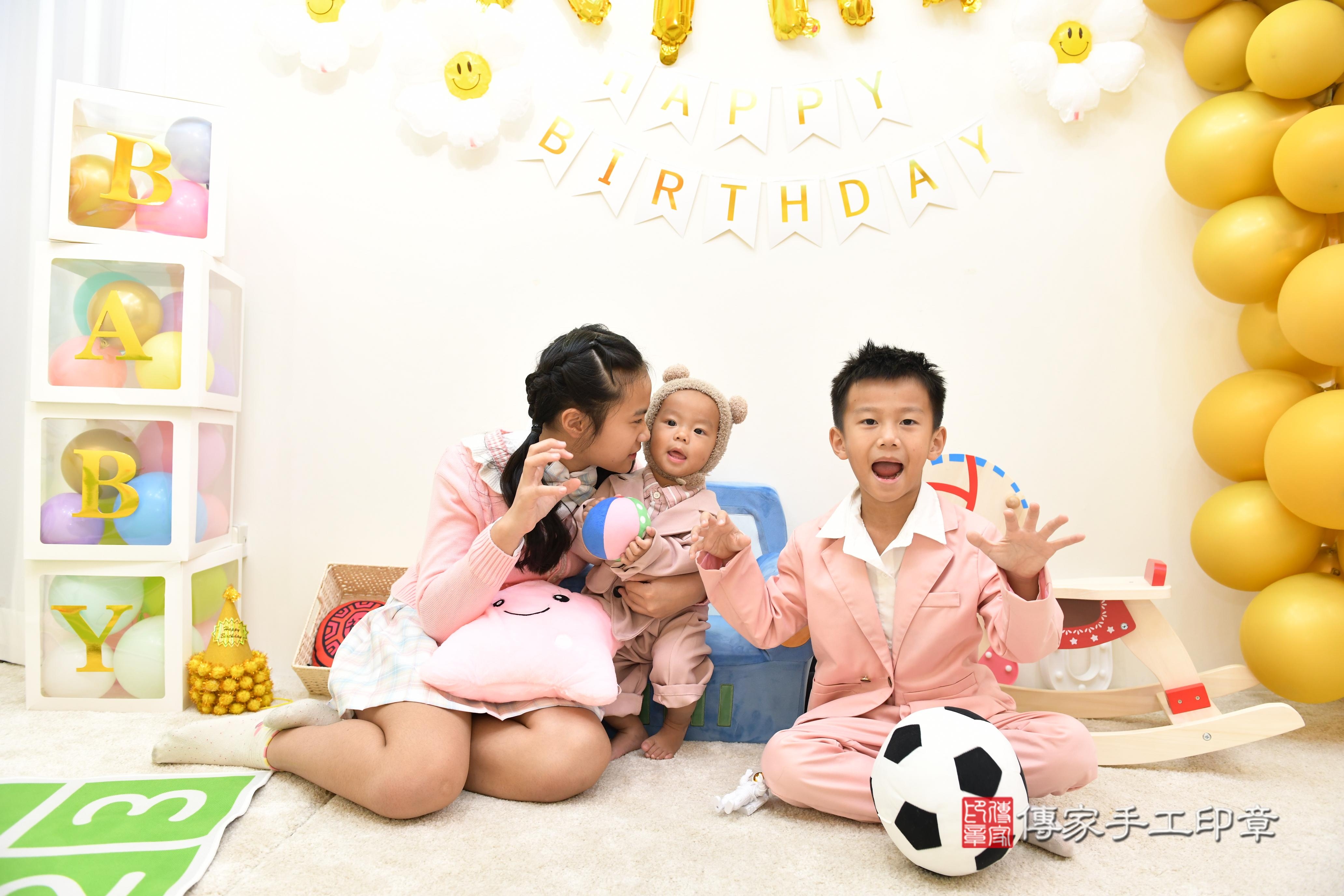 傳家手工印章台南店、抓周、度脺、美式風會場、傳家嬰兒古禮、吉祥話、抓周道具物品24種、拍照。抓周證書。寶寶抓周、滿周歲、生日快樂、祝福