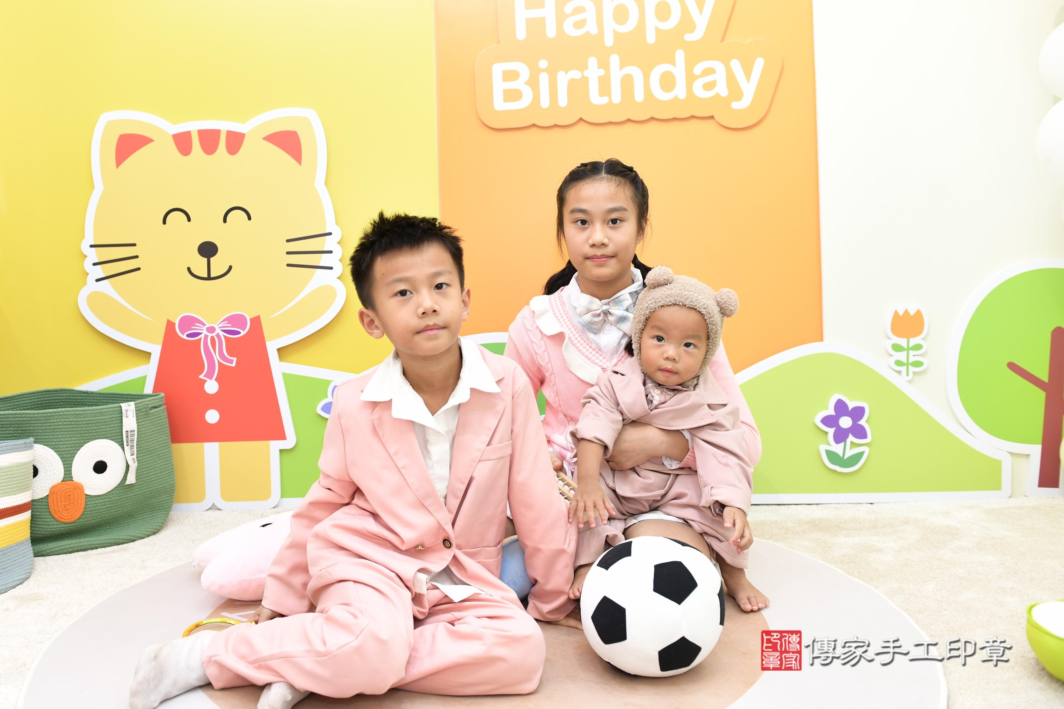 傳家手工印章台南店、抓周、度脺、美式風會場、傳家嬰兒古禮、吉祥話、抓周道具物品24種、拍照。抓周證書。寶寶抓周、滿周歲、生日快樂、祝福