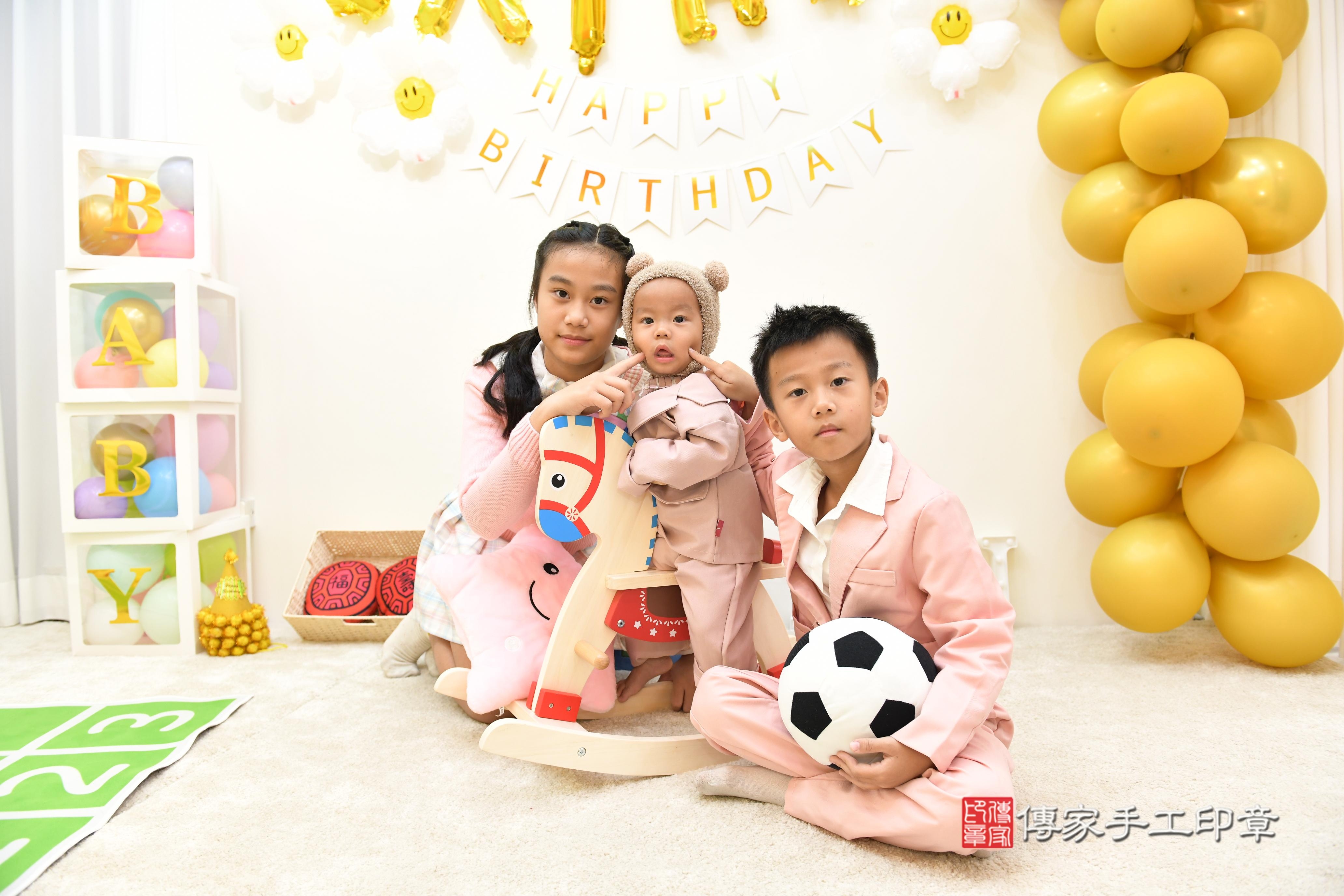 傳家手工印章台南店、抓周、度脺、美式風會場、傳家嬰兒古禮、吉祥話、抓周道具物品24種、拍照。抓周證書。寶寶抓周、滿周歲、生日快樂、祝福