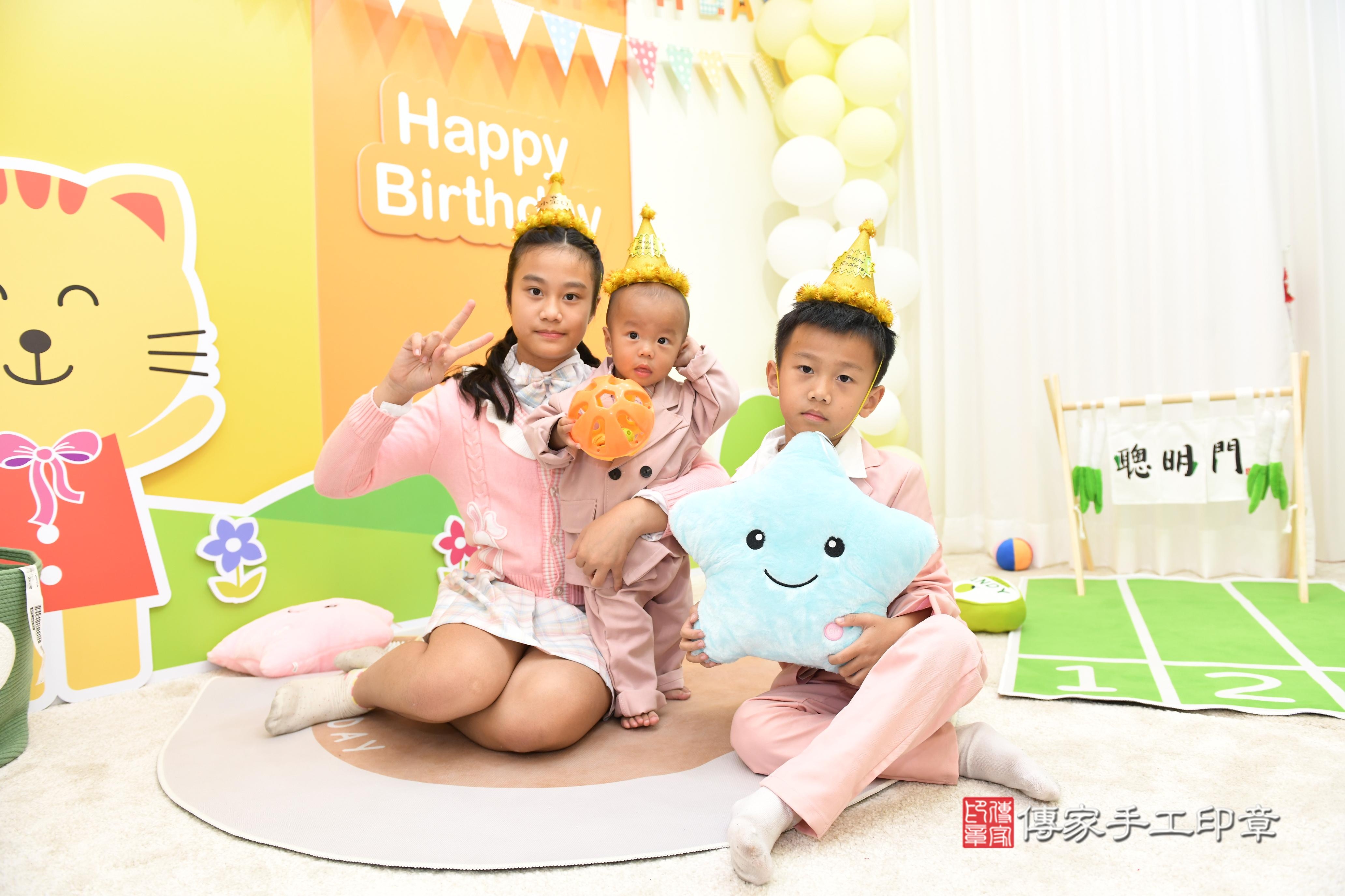 傳家手工印章台南店、抓周、度脺、美式風會場、傳家嬰兒古禮、吉祥話、抓周道具物品24種、拍照。抓周證書。寶寶抓周、滿周歲、生日快樂、祝福