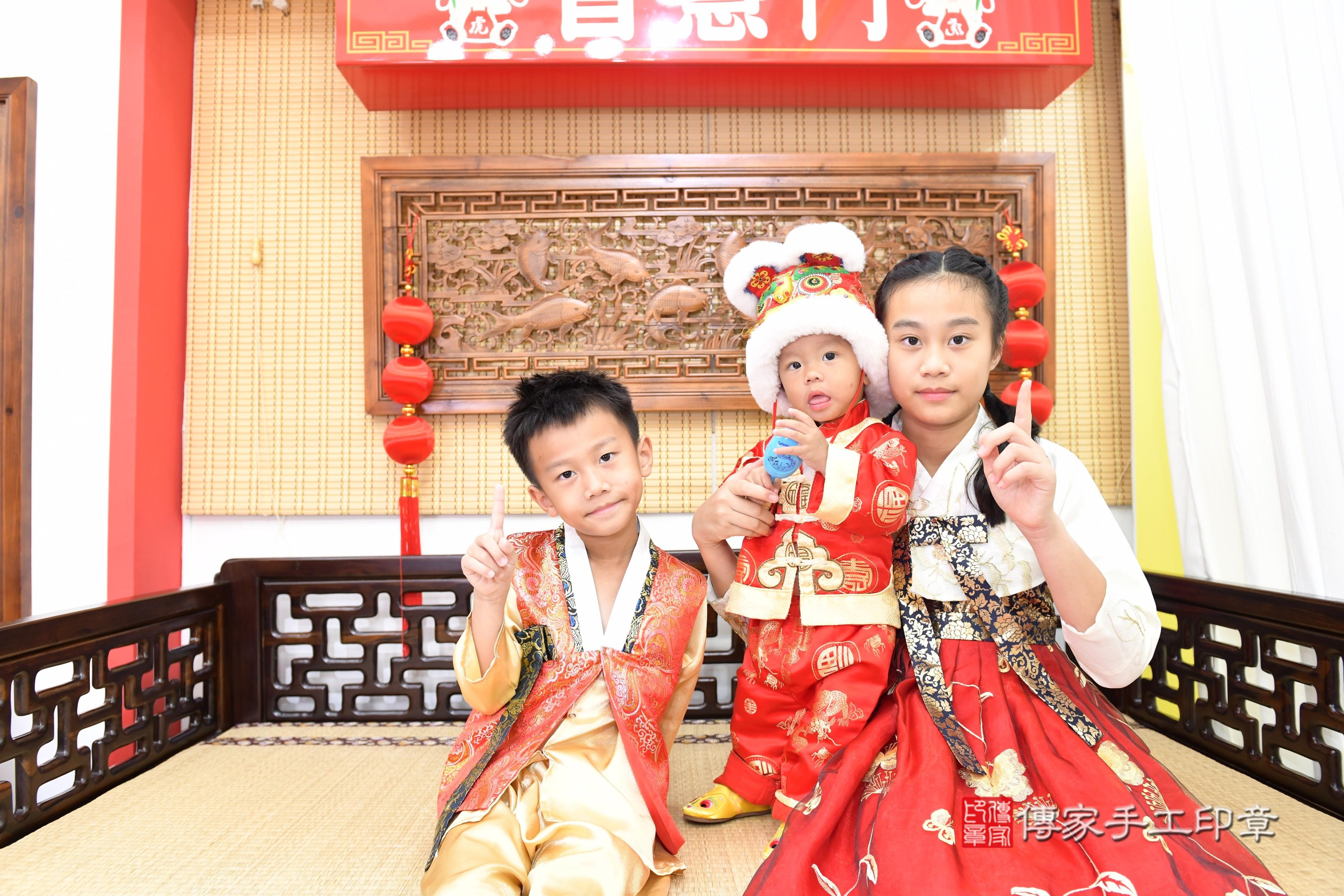 傳家手工印章台南店、抓周、度脺、美式風會場、傳家嬰兒古禮、吉祥話、抓周道具物品24種、拍照。抓周證書。寶寶抓周、滿周歲、生日快樂、祝福