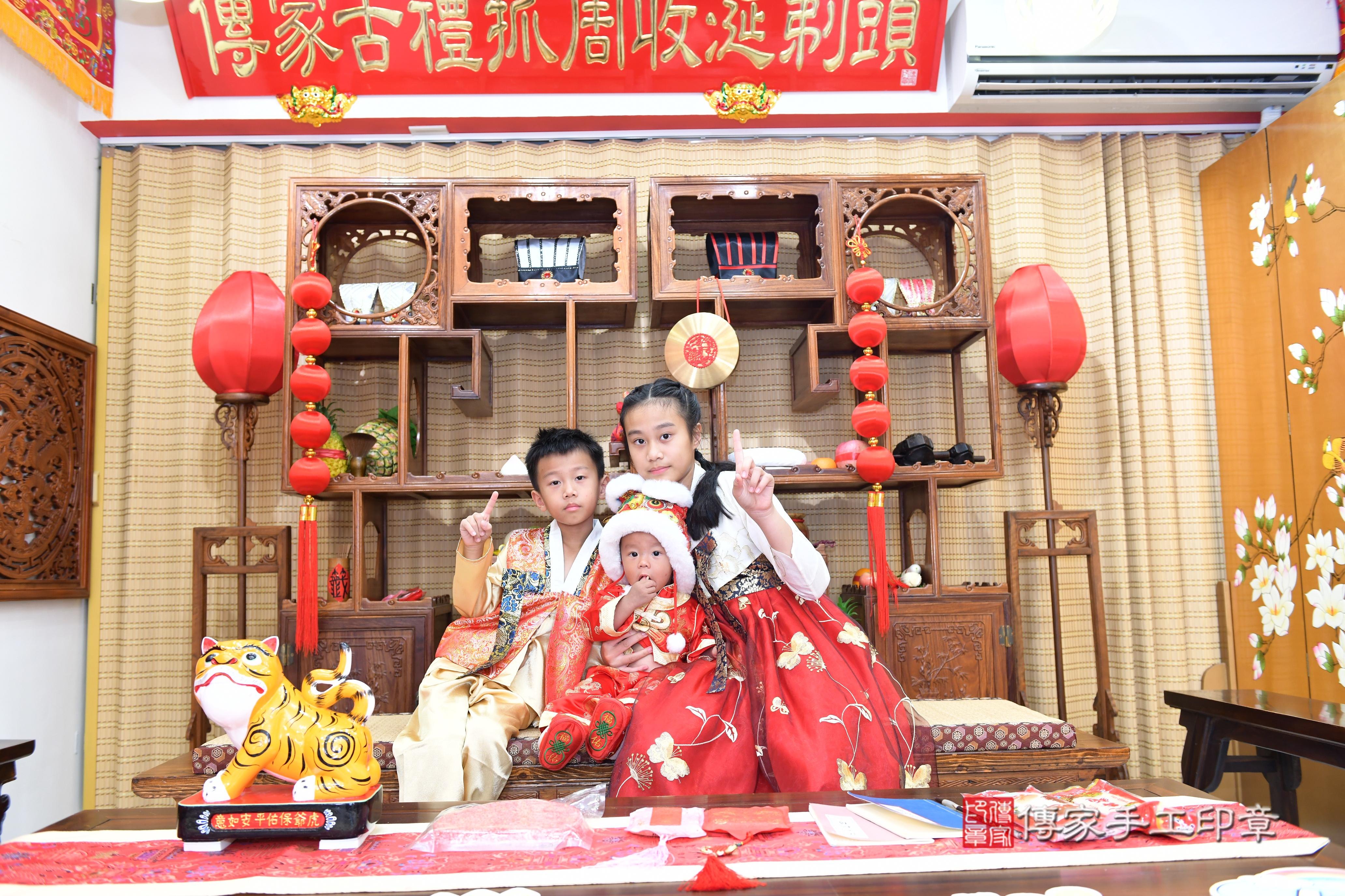 傳家手工印章台南店、抓周、度脺、美式風會場、傳家嬰兒古禮、吉祥話、抓周道具物品24種、拍照。抓周證書。寶寶抓周、滿周歲、生日快樂、祝福