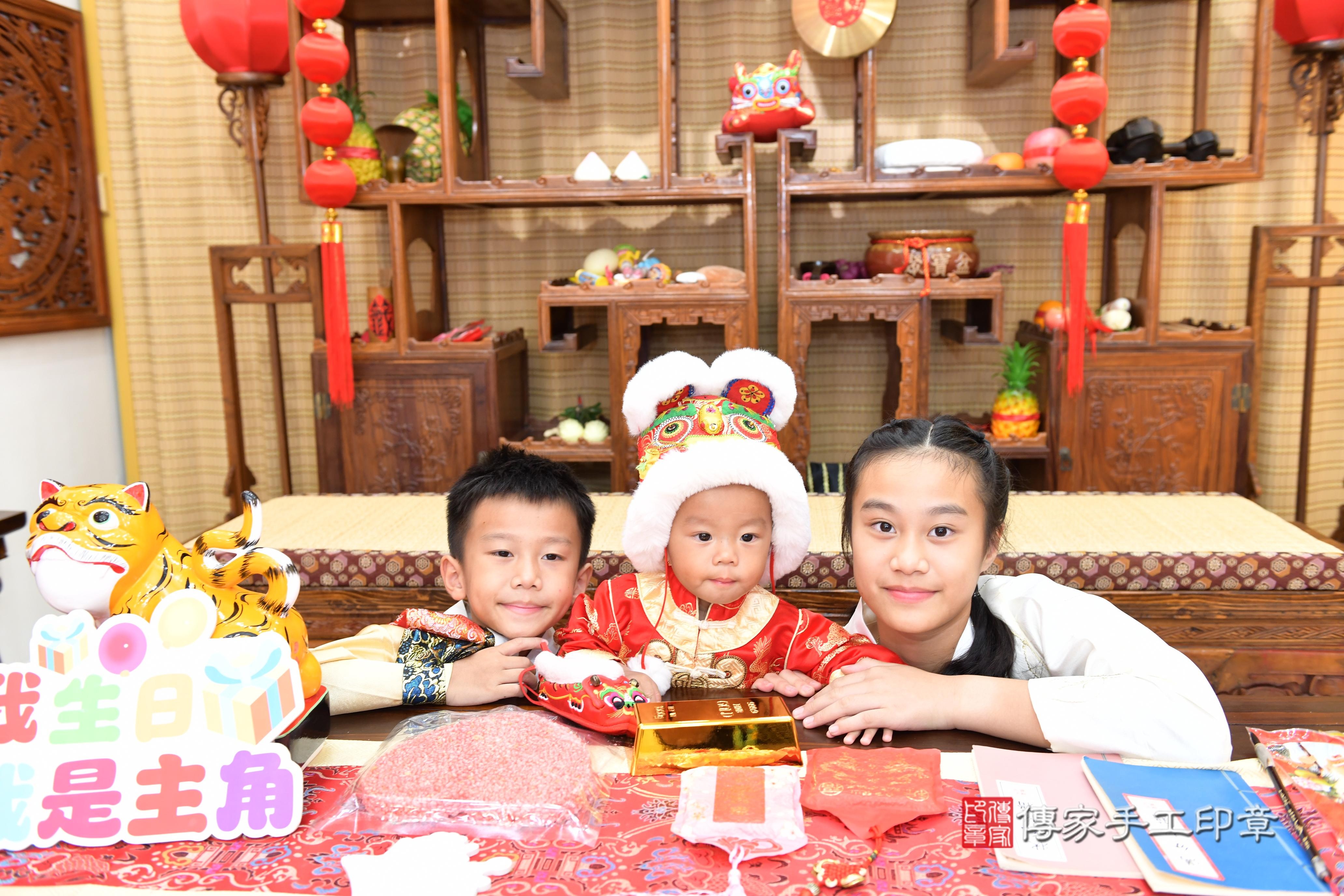 傳家手工印章台南店、抓周、度脺、美式風會場、傳家嬰兒古禮、吉祥話、抓周道具物品24種、拍照。抓周證書。寶寶抓周、滿周歲、生日快樂、祝福