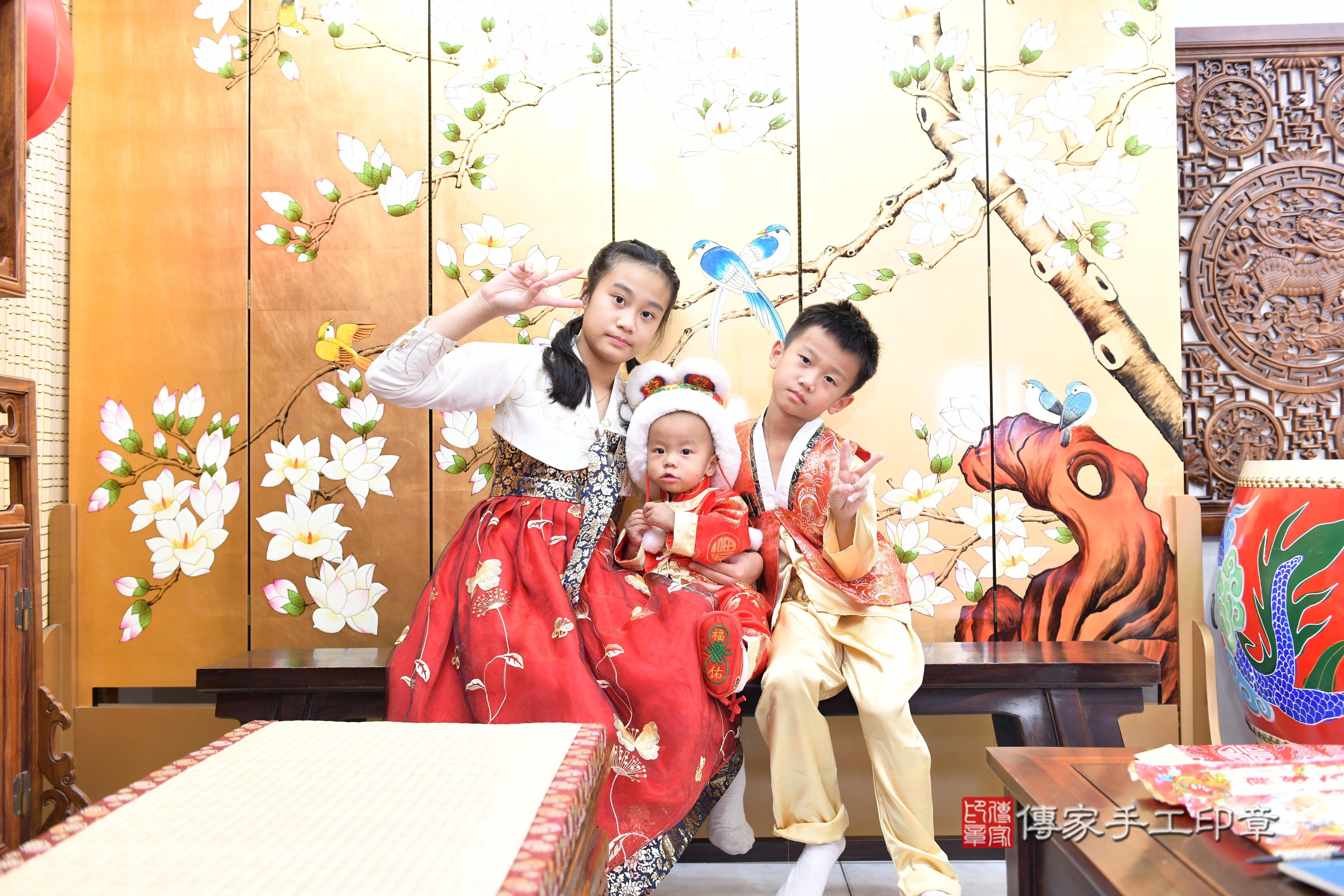 傳家手工印章台南店、抓周、度脺、美式風會場、傳家嬰兒古禮、吉祥話、抓周道具物品24種、拍照。抓周證書。寶寶抓周、滿周歲、生日快樂、祝福