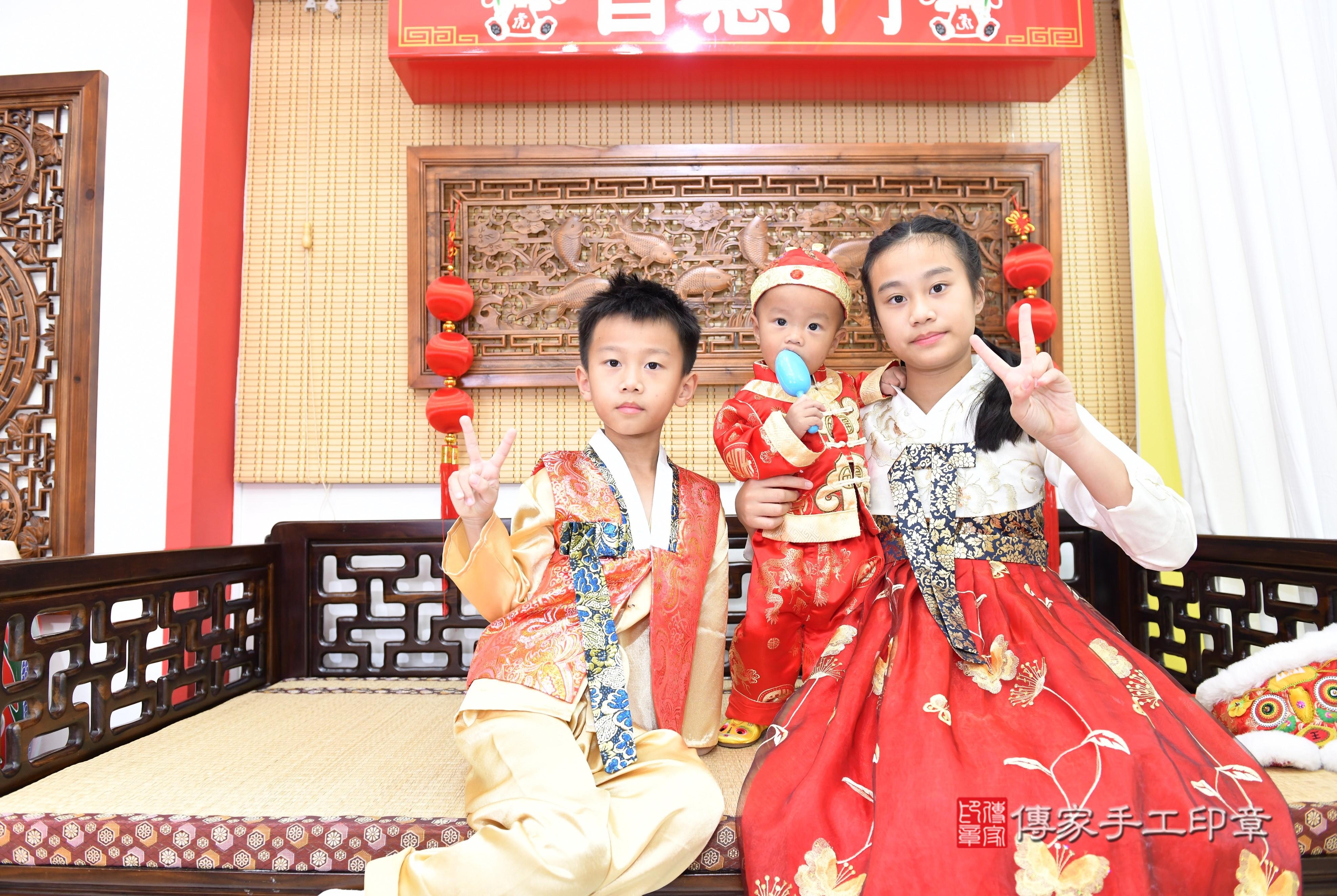 傳家手工印章台南店、抓周、度脺、美式風會場、傳家嬰兒古禮、吉祥話、抓周道具物品24種、拍照。抓周證書。寶寶抓周、滿周歲、生日快樂、祝福