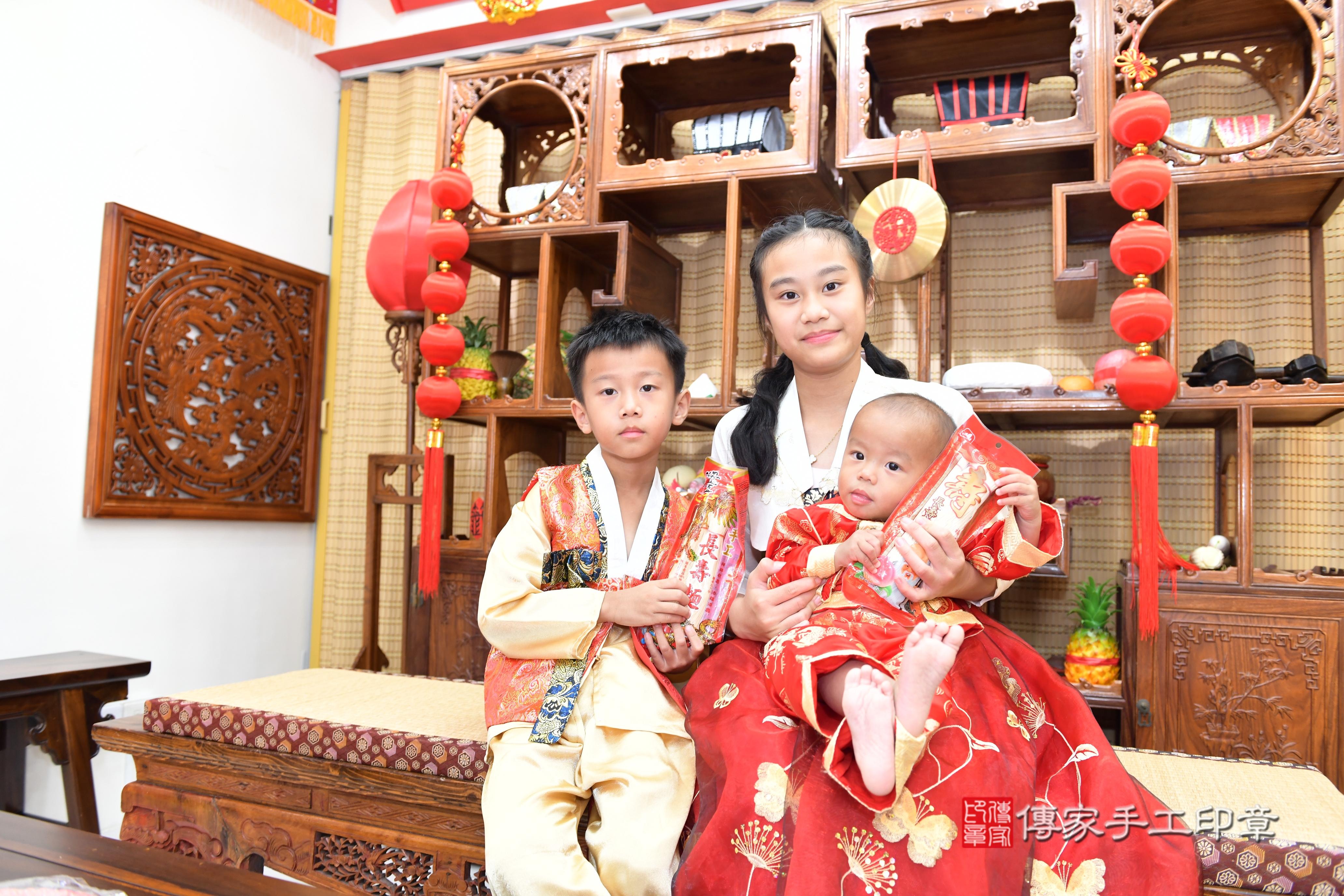 傳家手工印章台南店、抓周、度脺、美式風會場、傳家嬰兒古禮、吉祥話、抓周道具物品24種、拍照。抓周證書。寶寶抓周、滿周歲、生日快樂、祝福