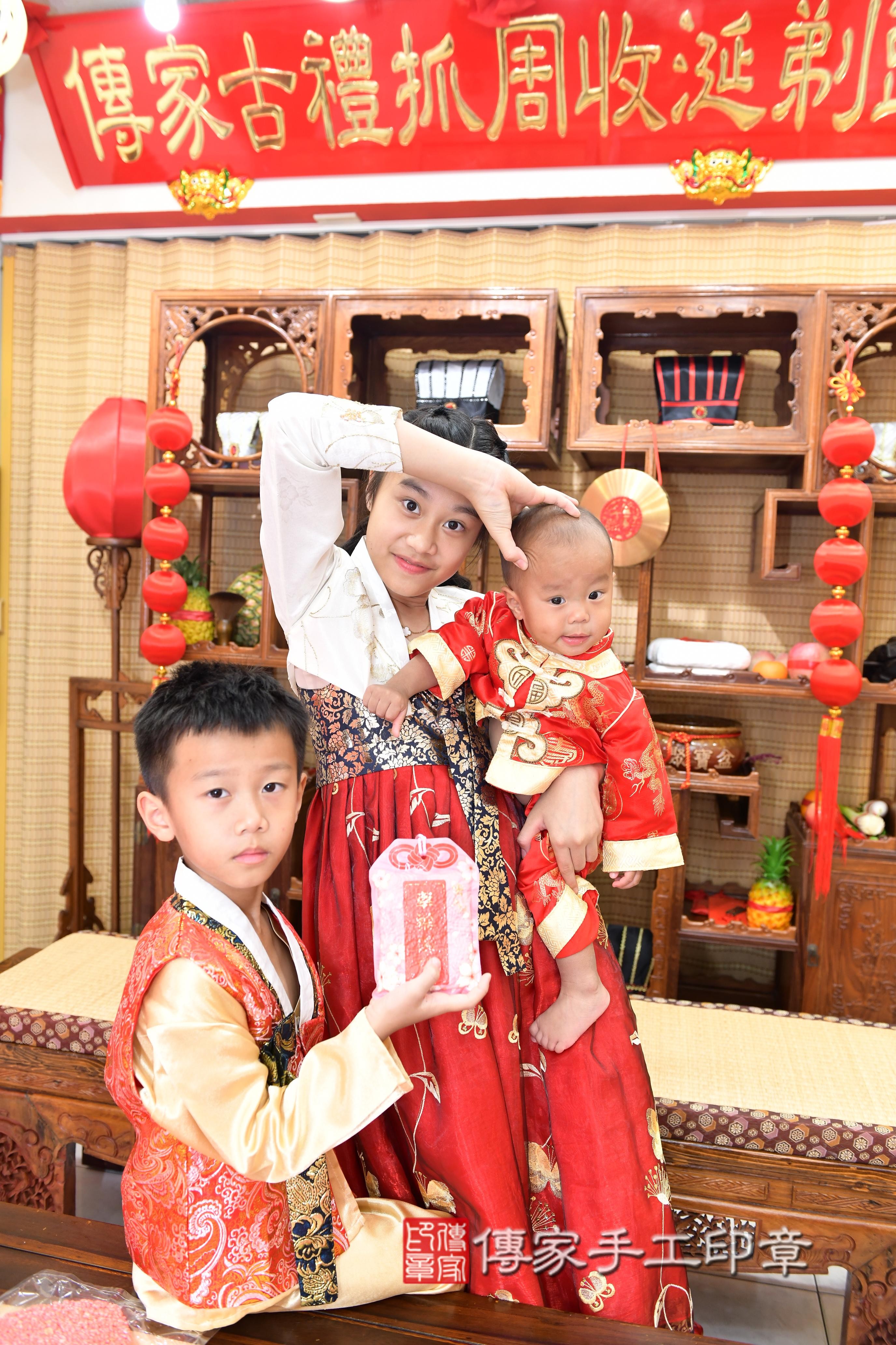 傳家手工印章台南店、抓周、度脺、美式風會場、傳家嬰兒古禮、吉祥話、抓周道具物品24種、拍照。抓周證書。寶寶抓周、滿周歲、生日快樂、祝福