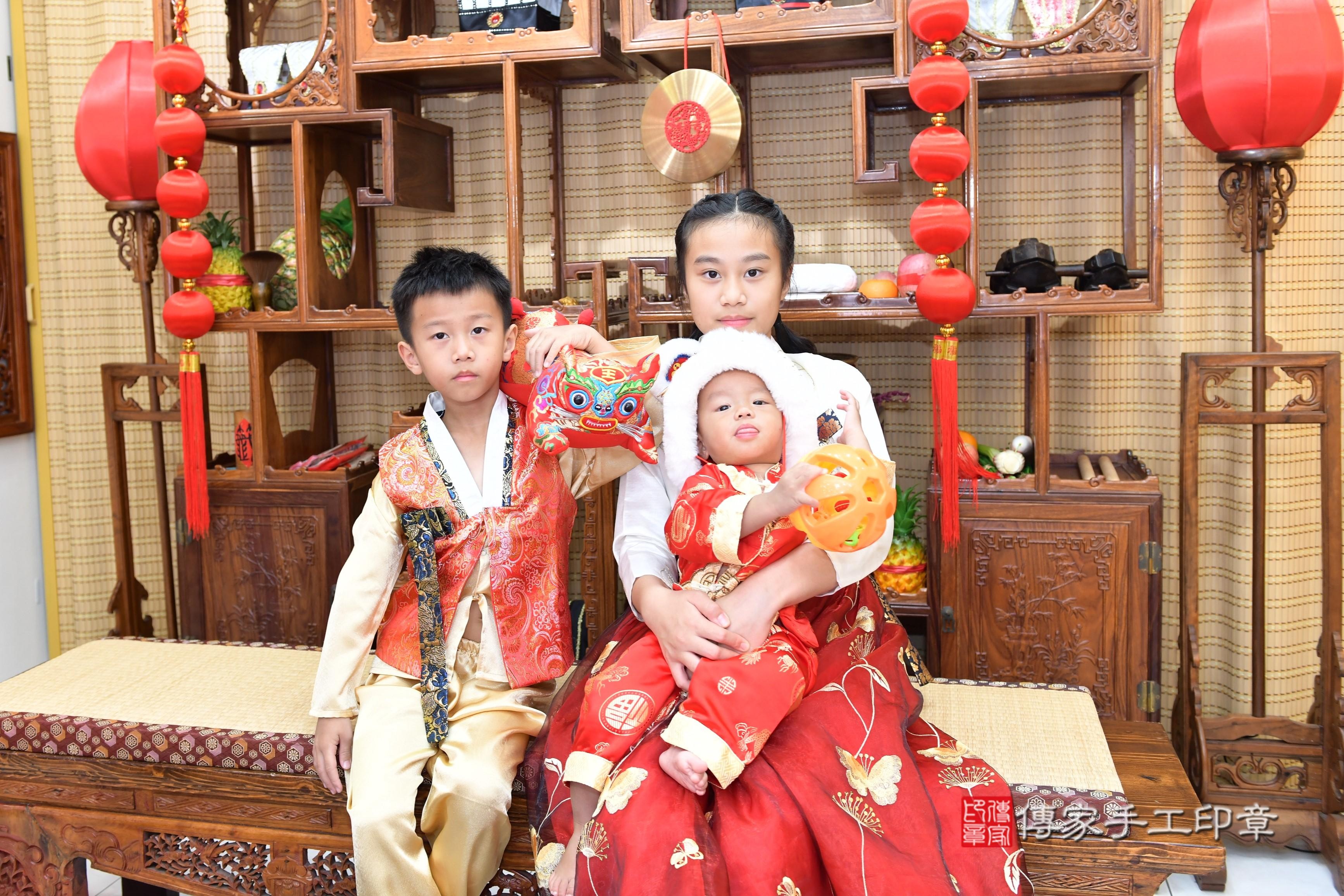 傳家手工印章台南店、抓周、度脺、美式風會場、傳家嬰兒古禮、吉祥話、抓周道具物品24種、拍照。抓周證書。寶寶抓周、滿周歲、生日快樂、祝福