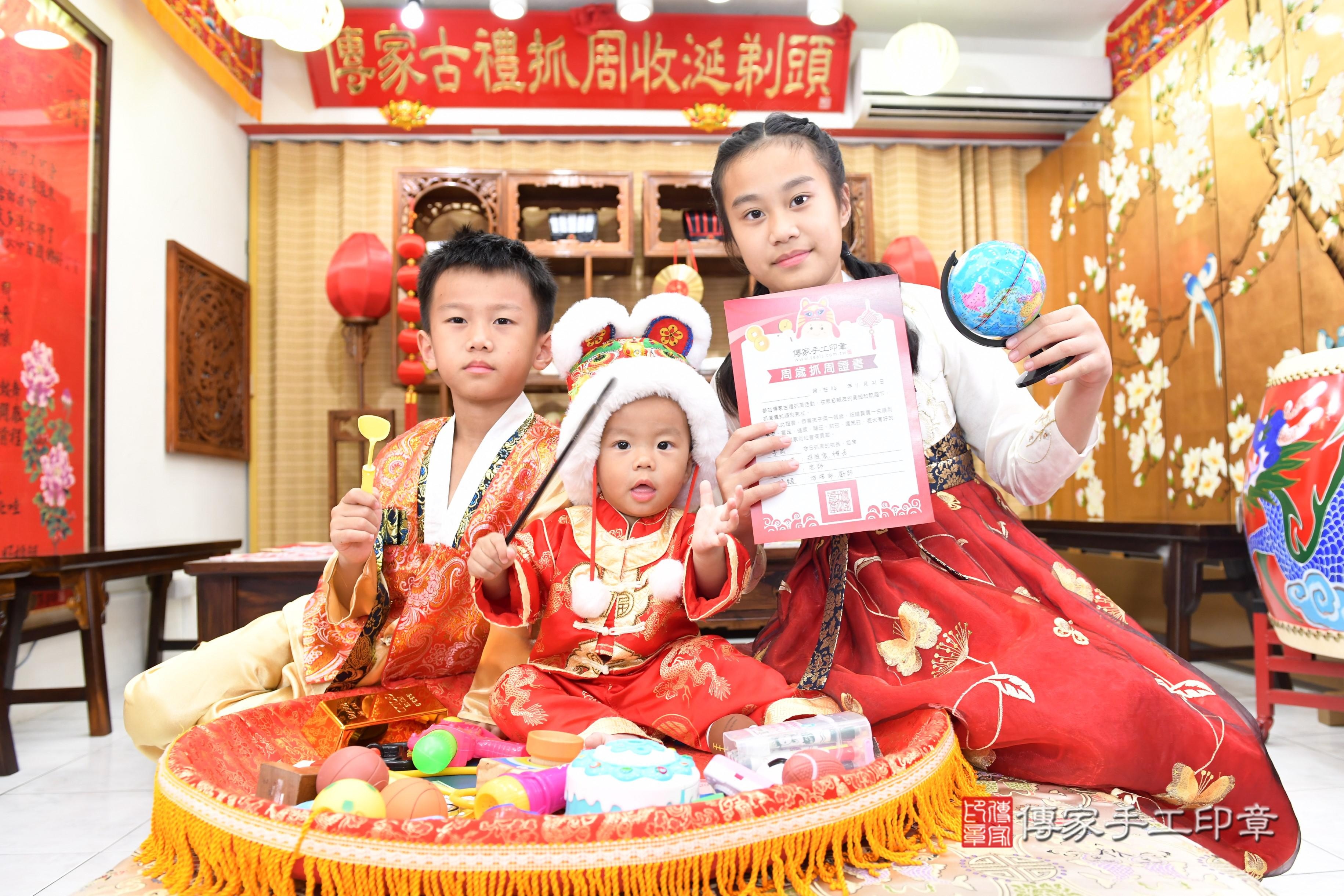 傳家手工印章台南店、抓周、度脺、美式風會場、傳家嬰兒古禮、吉祥話、抓周道具物品24種、拍照。抓周證書。寶寶抓周、滿周歲、生日快樂、祝福