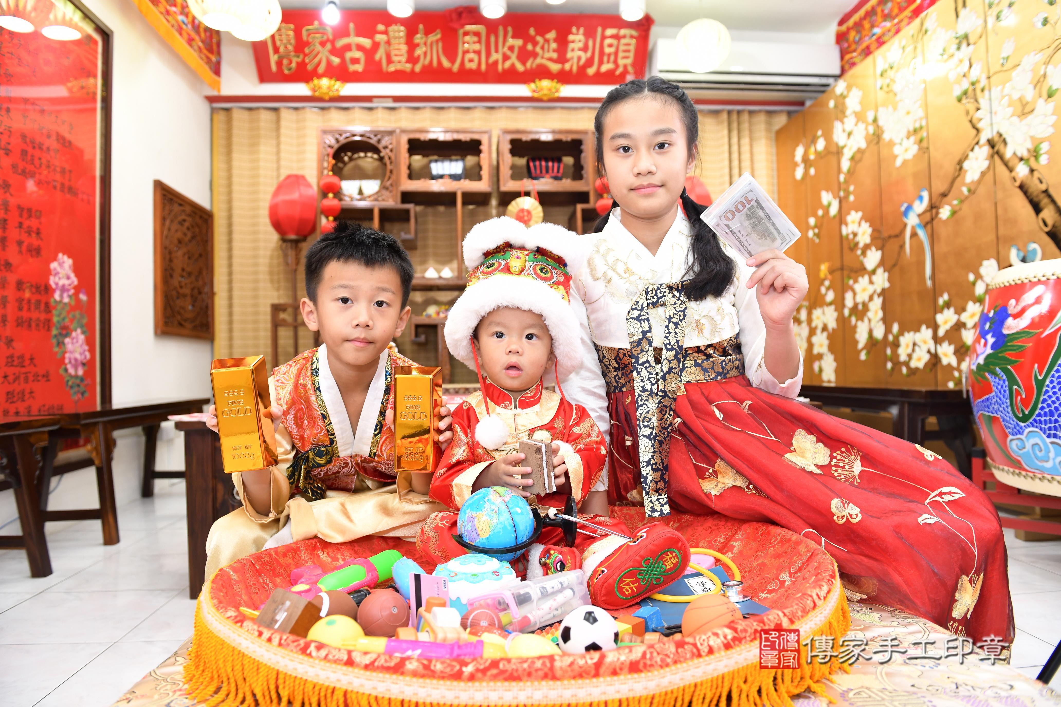 傳家手工印章台南店、抓周、度脺、美式風會場、傳家嬰兒古禮、吉祥話、抓周道具物品24種、拍照。抓周證書。寶寶抓周、滿周歲、生日快樂、祝福