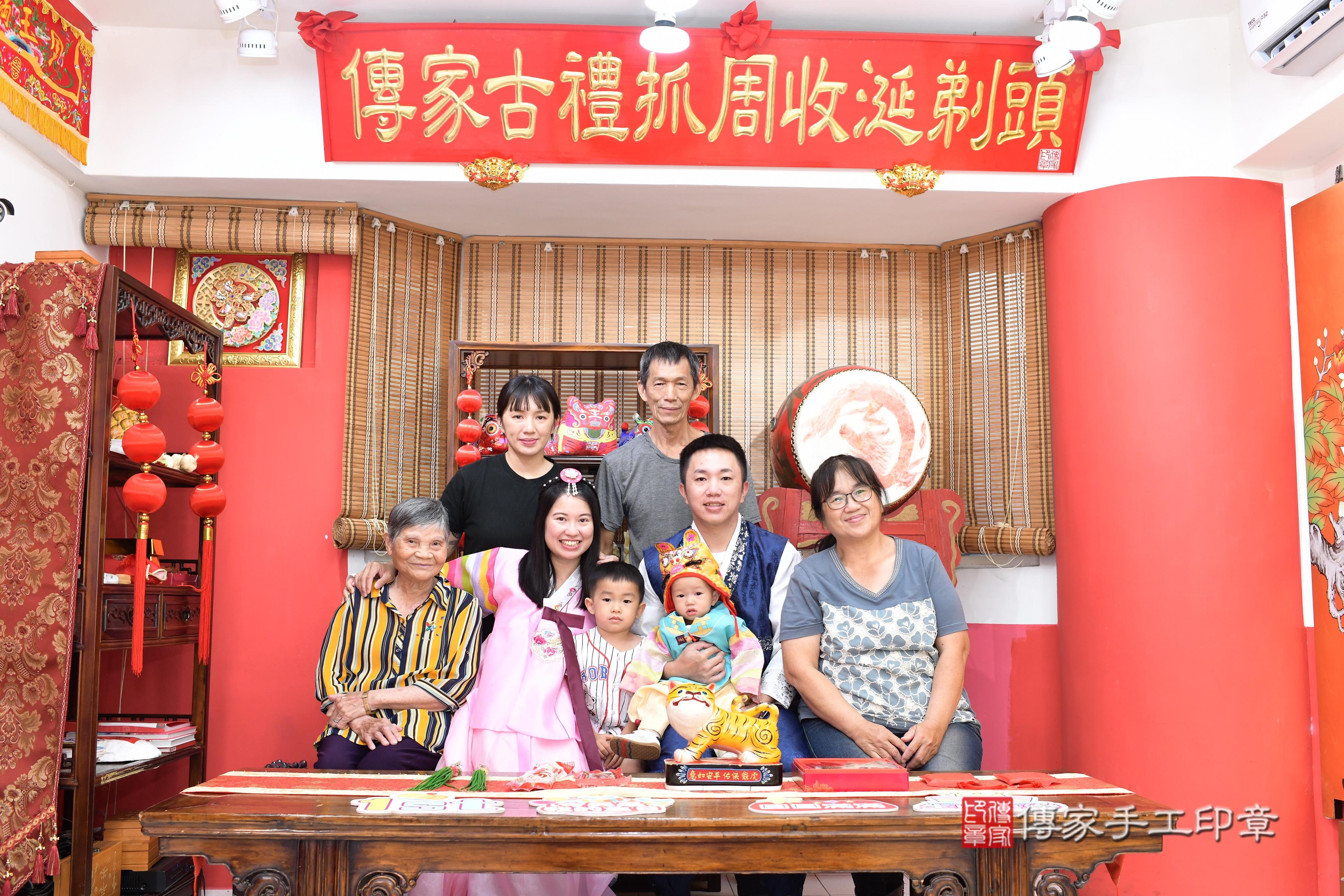 傳家手工印章高雄店、抓周、度脺、中國風會場、傳家嬰兒古禮、吉祥話、抓周道具物品24種、拍照。抓周證書。寶寶抓周、滿周歲、生日快樂、祝福