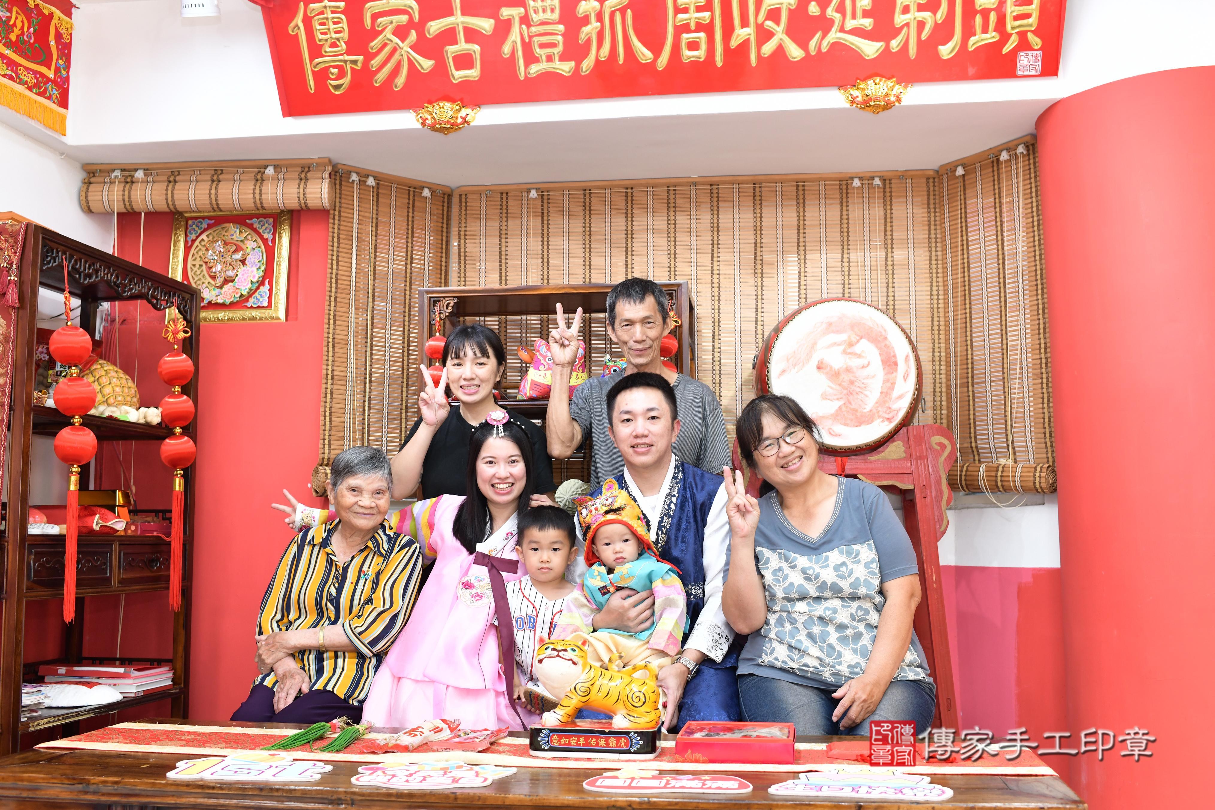 傳家手工印章高雄店、抓周、度脺、中國風會場、傳家嬰兒古禮、吉祥話、抓周道具物品24種、拍照。抓周證書。寶寶抓周、滿周歲、生日快樂、祝福