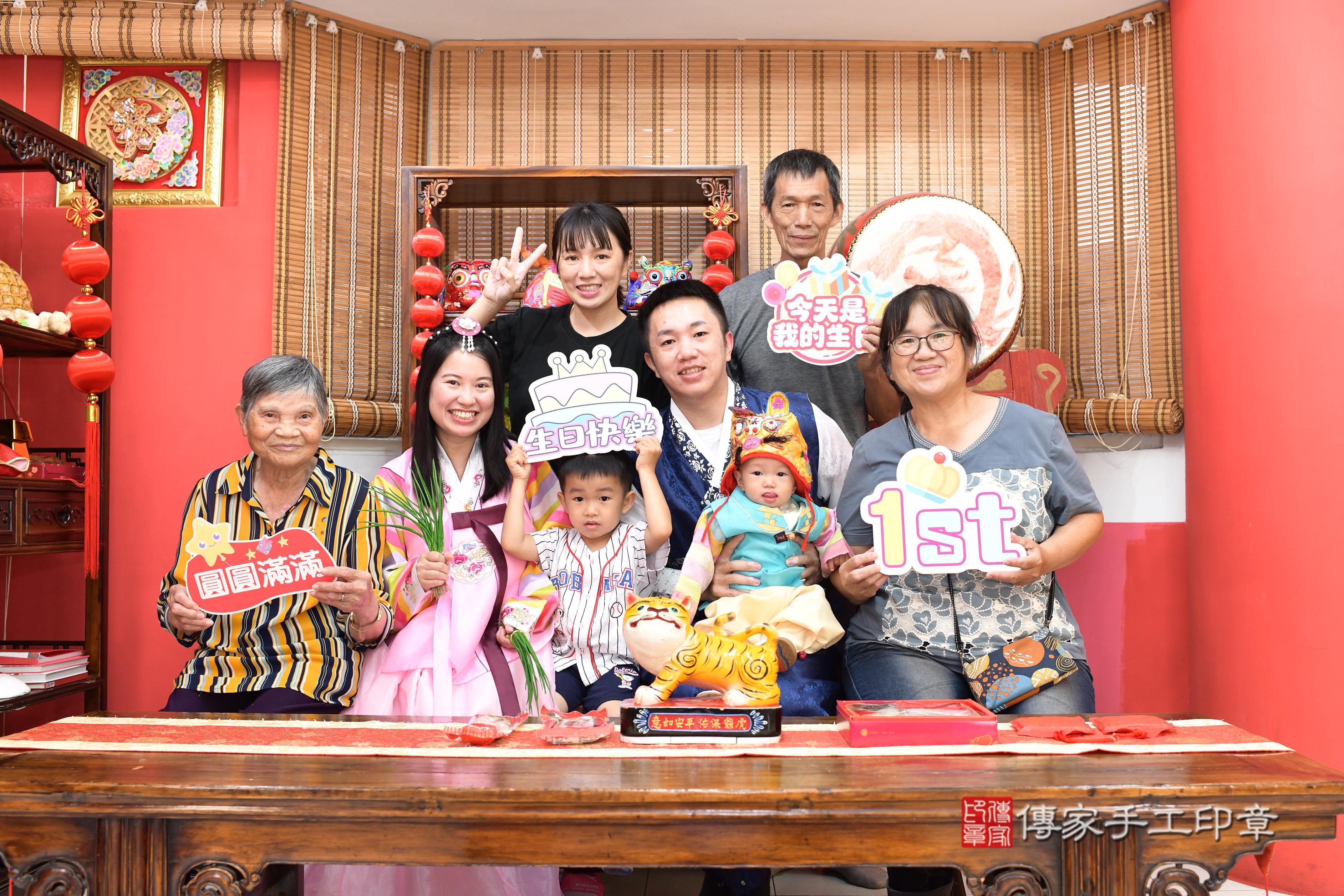 傳家手工印章高雄店、抓周、度脺、中國風會場、傳家嬰兒古禮、吉祥話、抓周道具物品24種、拍照。抓周證書。寶寶抓周、滿周歲、生日快樂、祝福