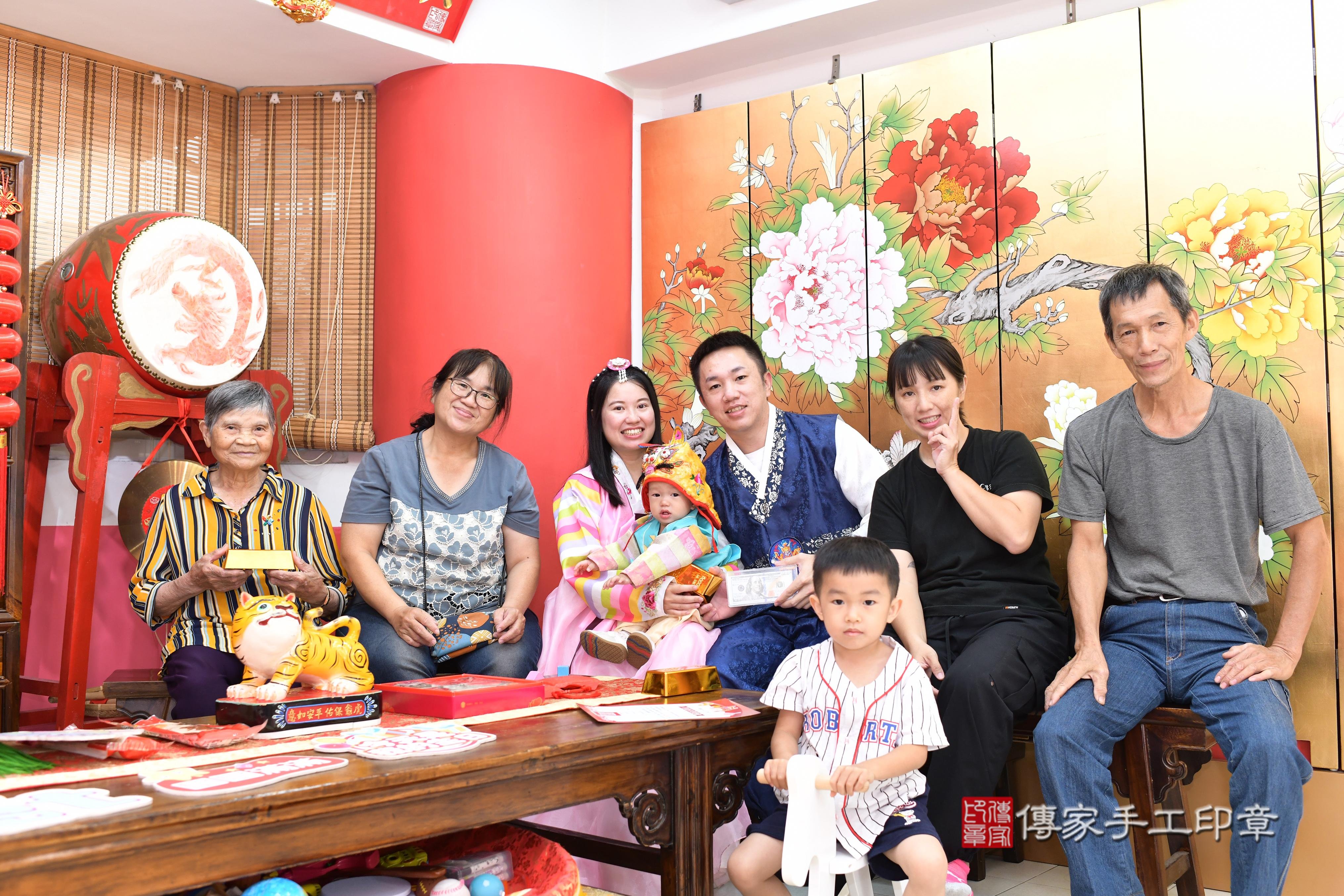 傳家手工印章高雄店、抓周、度脺、中國風會場、傳家嬰兒古禮、吉祥話、抓周道具物品24種、拍照。抓周證書。寶寶抓周、滿周歲、生日快樂、祝福