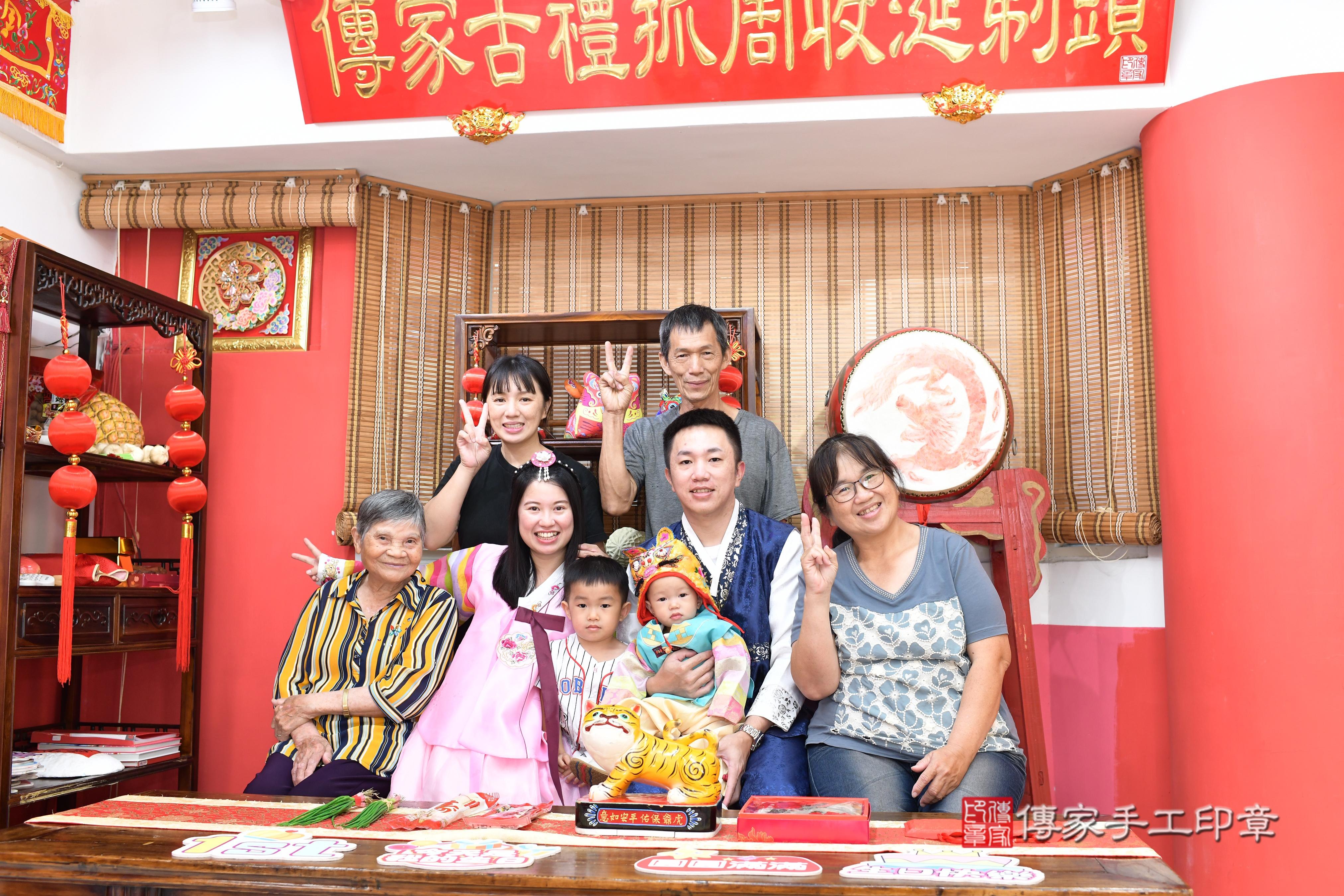 傳家手工印章高雄店、抓周、度脺、中國風會場、傳家嬰兒古禮、吉祥話、抓周道具物品24種、拍照。抓周證書。寶寶抓周、滿周歲、生日快樂、祝福