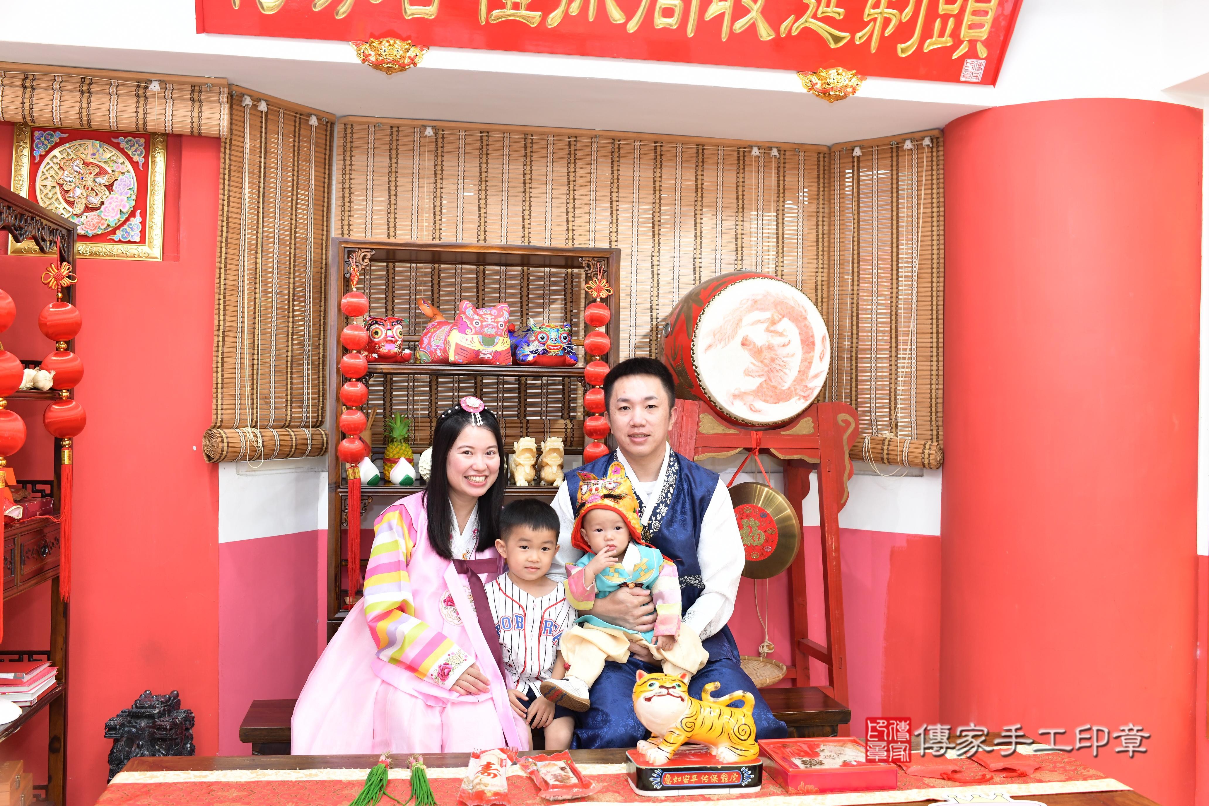 傳家手工印章高雄店、抓周、度脺、中國風會場、傳家嬰兒古禮、吉祥話、抓周道具物品24種、拍照。抓周證書。寶寶抓周、滿周歲、生日快樂、祝福