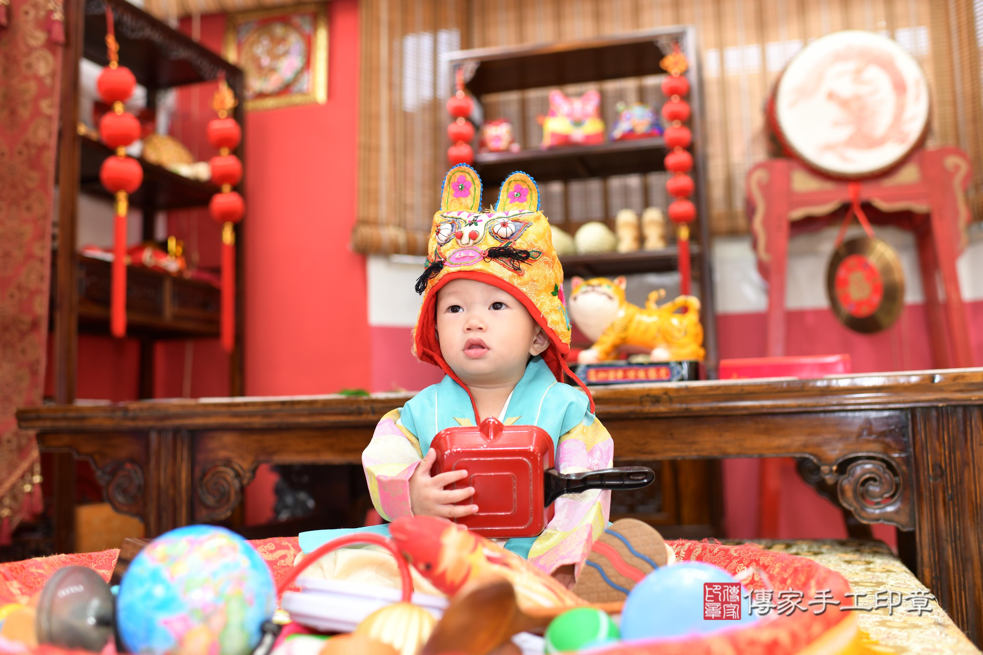 傳家手工印章高雄店、抓周、度脺、中國風會場、傳家嬰兒古禮、吉祥話、抓周道具物品24種、拍照。抓周證書。寶寶抓周、滿周歲、生日快樂、祝福