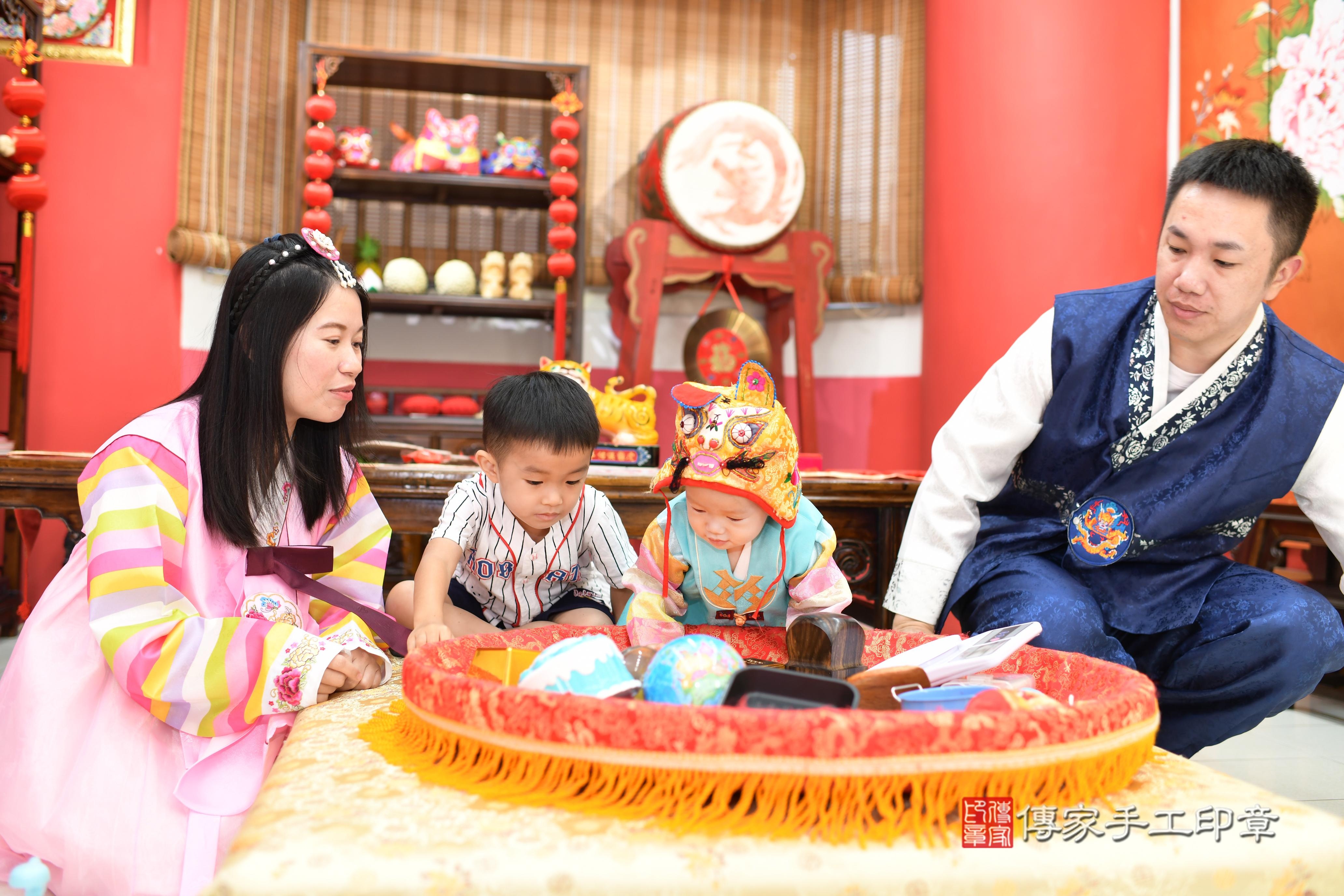 傳家手工印章高雄店、抓周、度脺、中國風會場、傳家嬰兒古禮、吉祥話、抓周道具物品24種、拍照。抓周證書。寶寶抓周、滿周歲、生日快樂、祝福