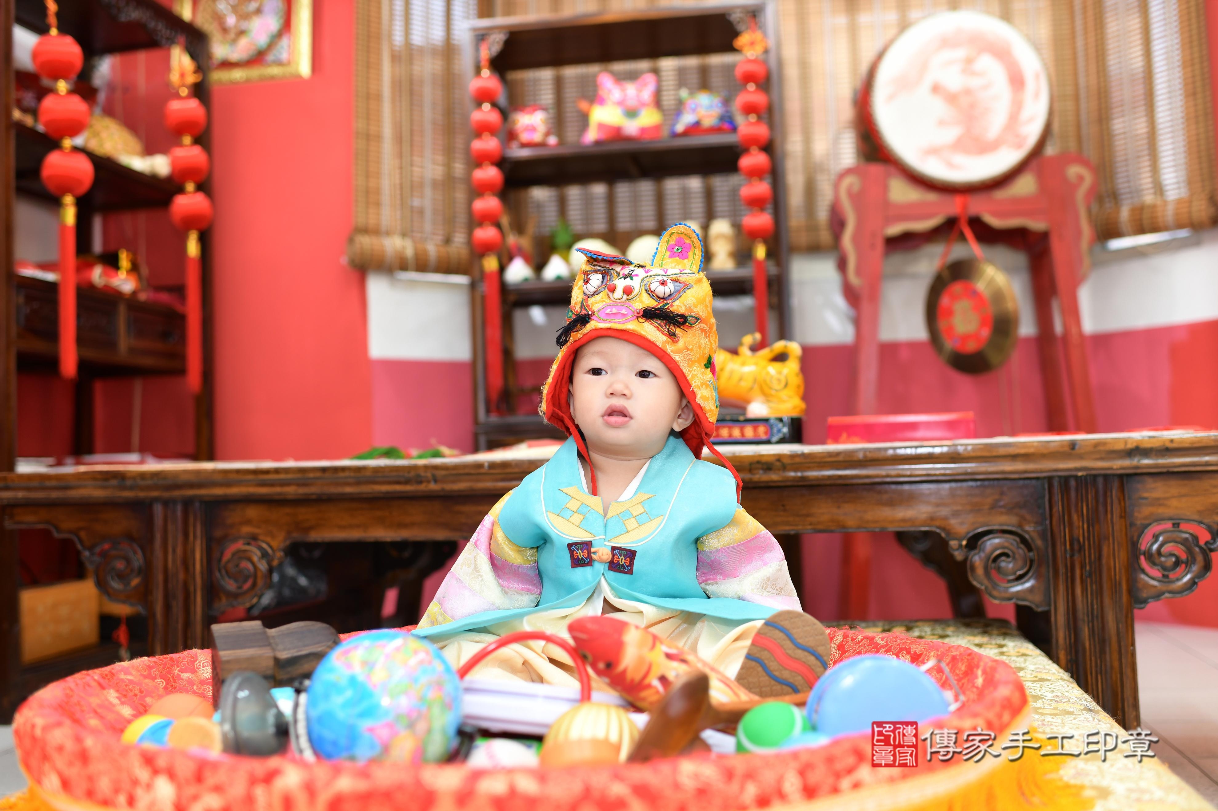 傳家手工印章高雄店、抓周、度脺、中國風會場、傳家嬰兒古禮、吉祥話、抓周道具物品24種、拍照。抓周證書。寶寶抓周、滿周歲、生日快樂、祝福