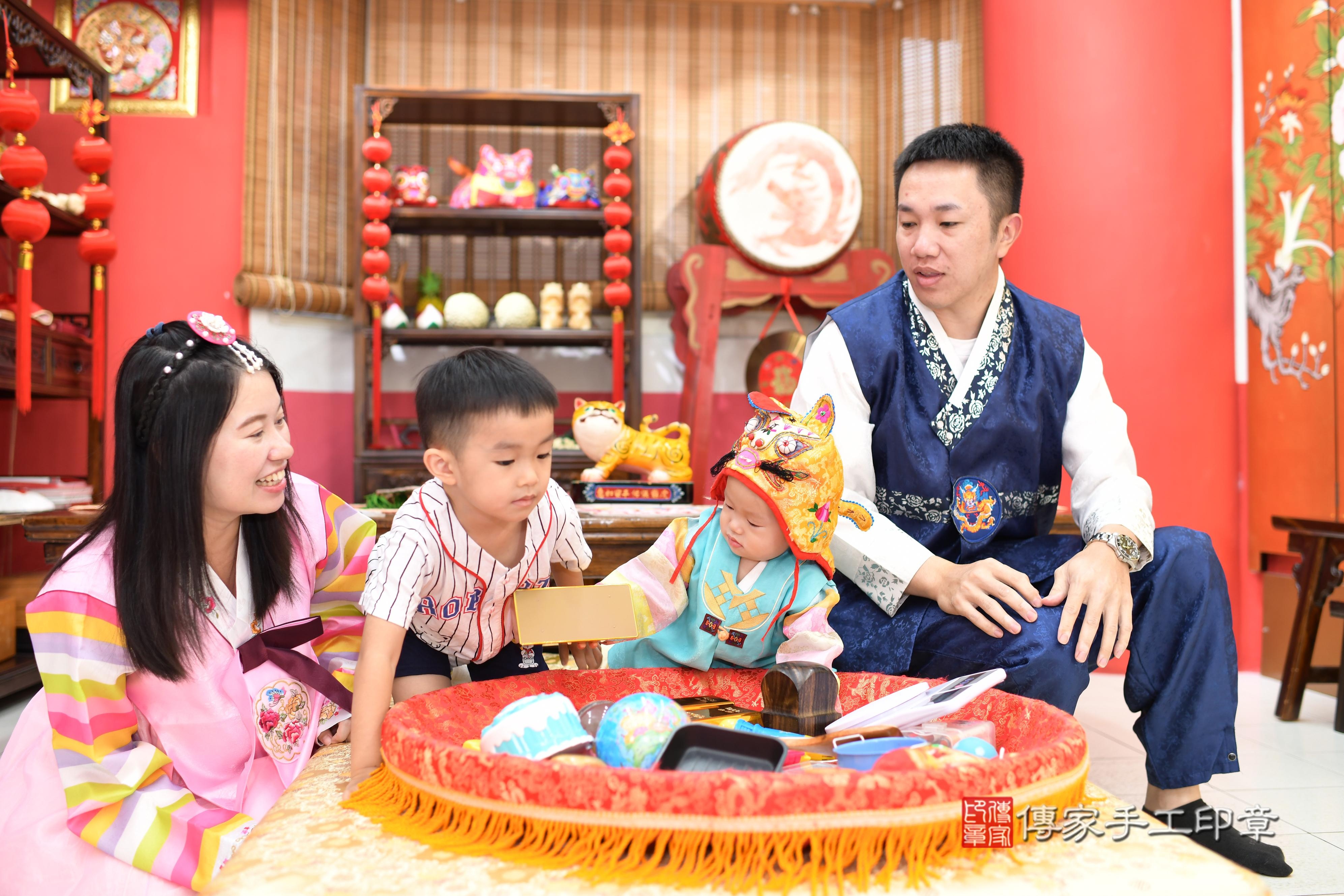 傳家手工印章高雄店、抓周、度脺、中國風會場、傳家嬰兒古禮、吉祥話、抓周道具物品24種、拍照。抓周證書。寶寶抓周、滿周歲、生日快樂、祝福