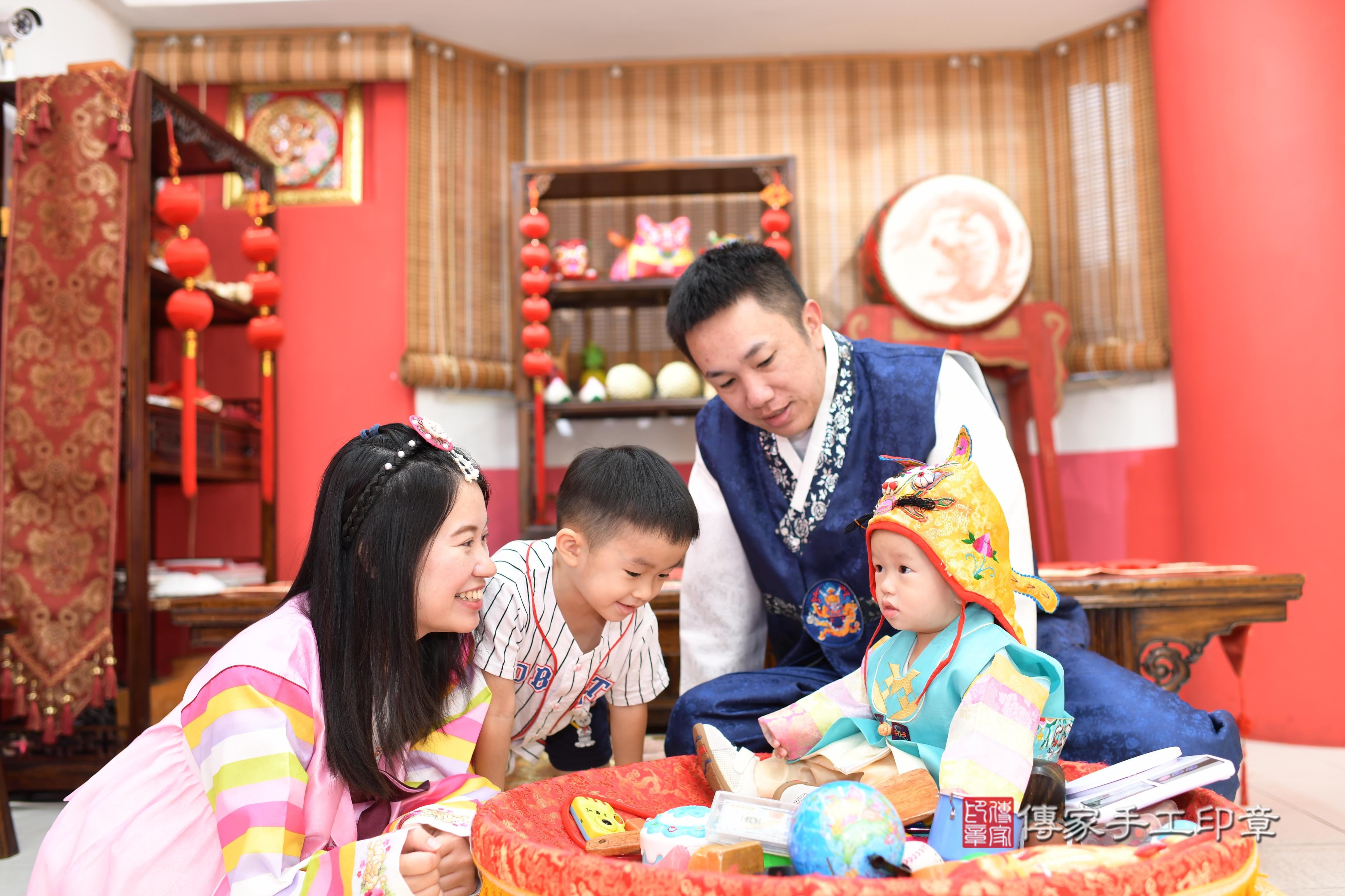 傳家手工印章高雄店、抓周、度脺、中國風會場、傳家嬰兒古禮、吉祥話、抓周道具物品24種、拍照。抓周證書。寶寶抓周、滿周歲、生日快樂、祝福