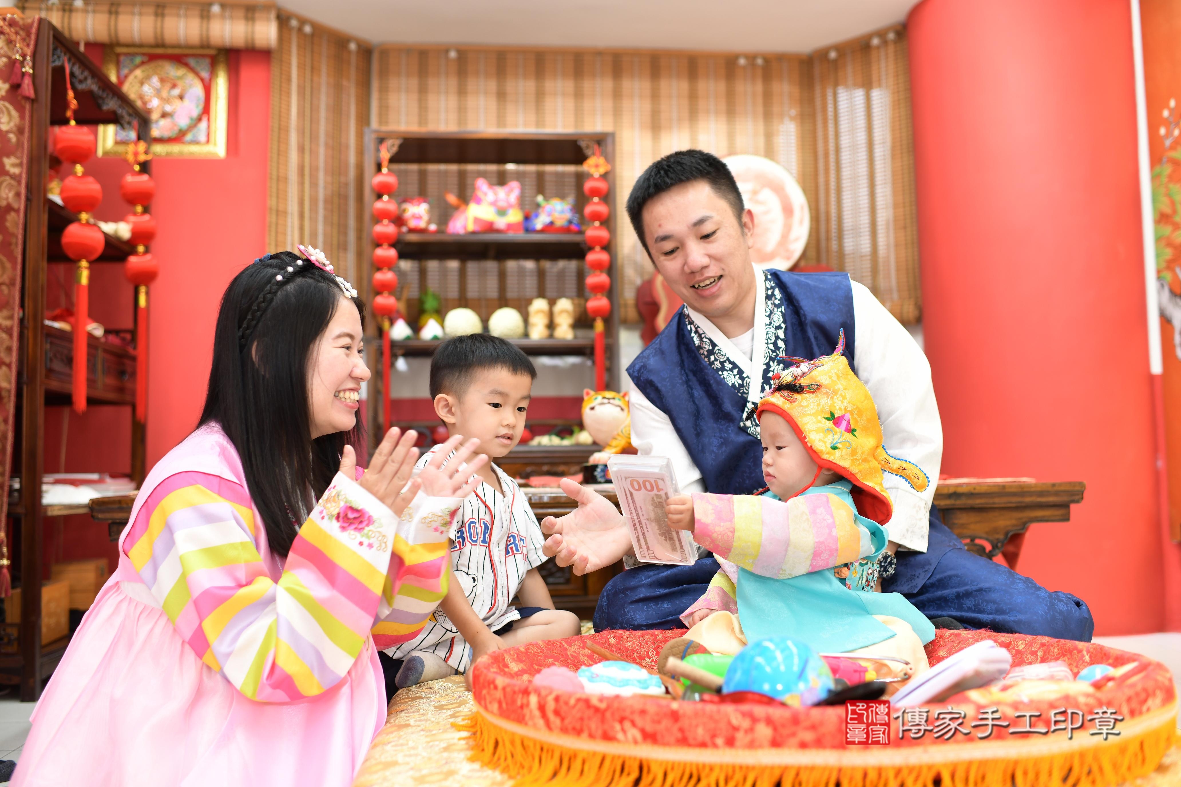 傳家手工印章高雄店、抓周、度脺、中國風會場、傳家嬰兒古禮、吉祥話、抓周道具物品24種、拍照。抓周證書。寶寶抓周、滿周歲、生日快樂、祝福