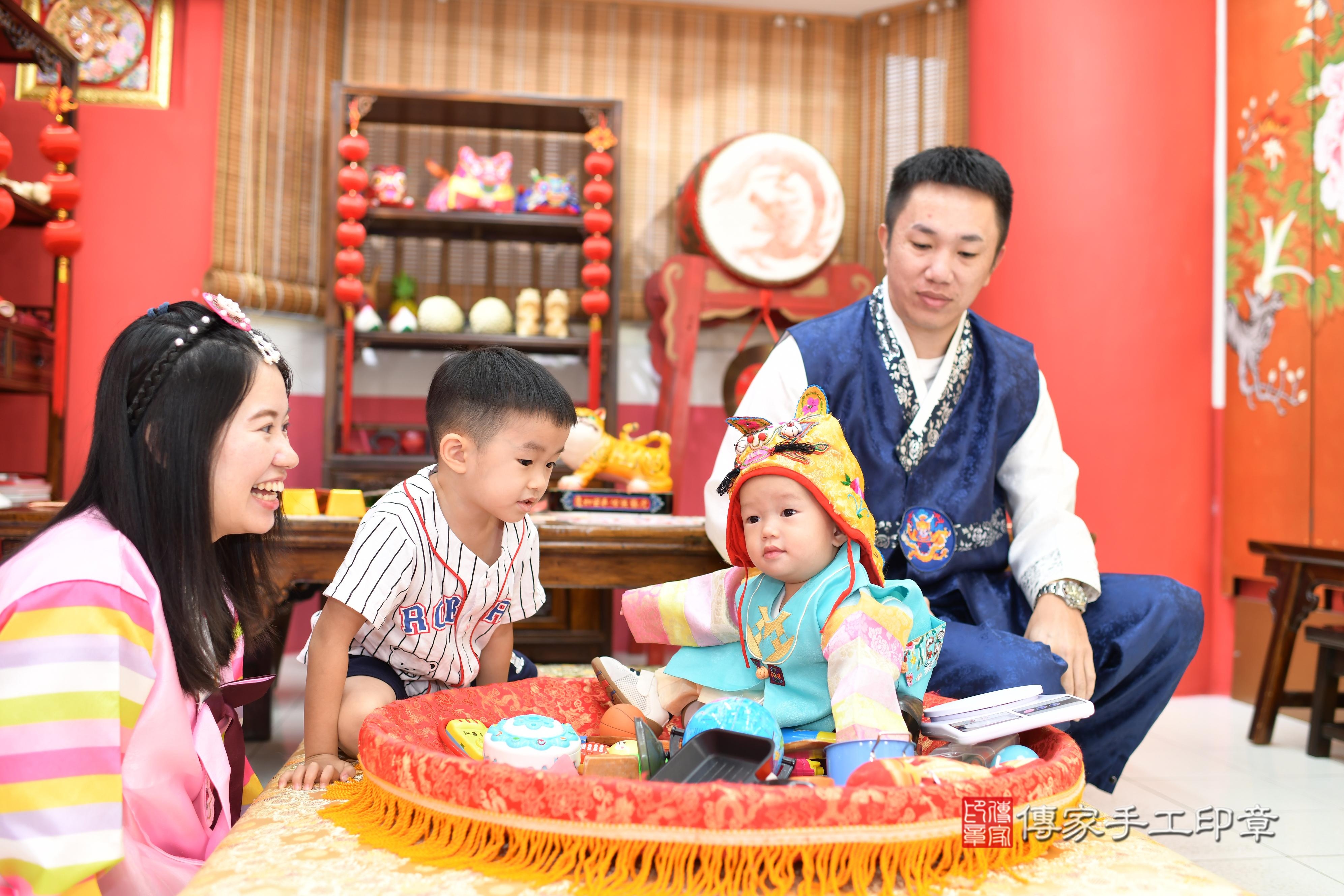 傳家手工印章高雄店、抓周、度脺、中國風會場、傳家嬰兒古禮、吉祥話、抓周道具物品24種、拍照。抓周證書。寶寶抓周、滿周歲、生日快樂、祝福