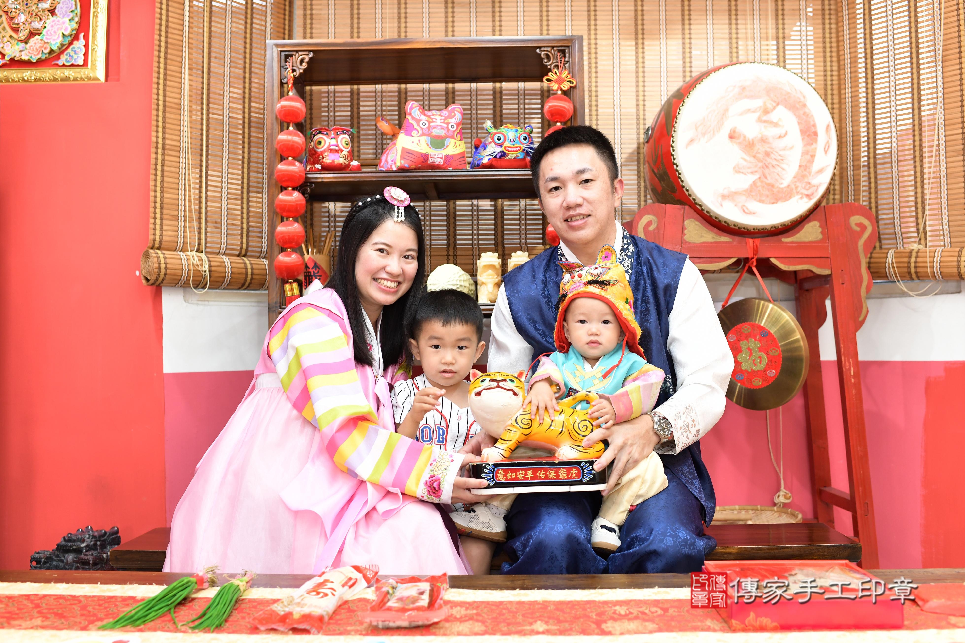 傳家手工印章高雄店、抓周、度脺、中國風會場、傳家嬰兒古禮、吉祥話、抓周道具物品24種、拍照。抓周證書。寶寶抓周、滿周歲、生日快樂、祝福