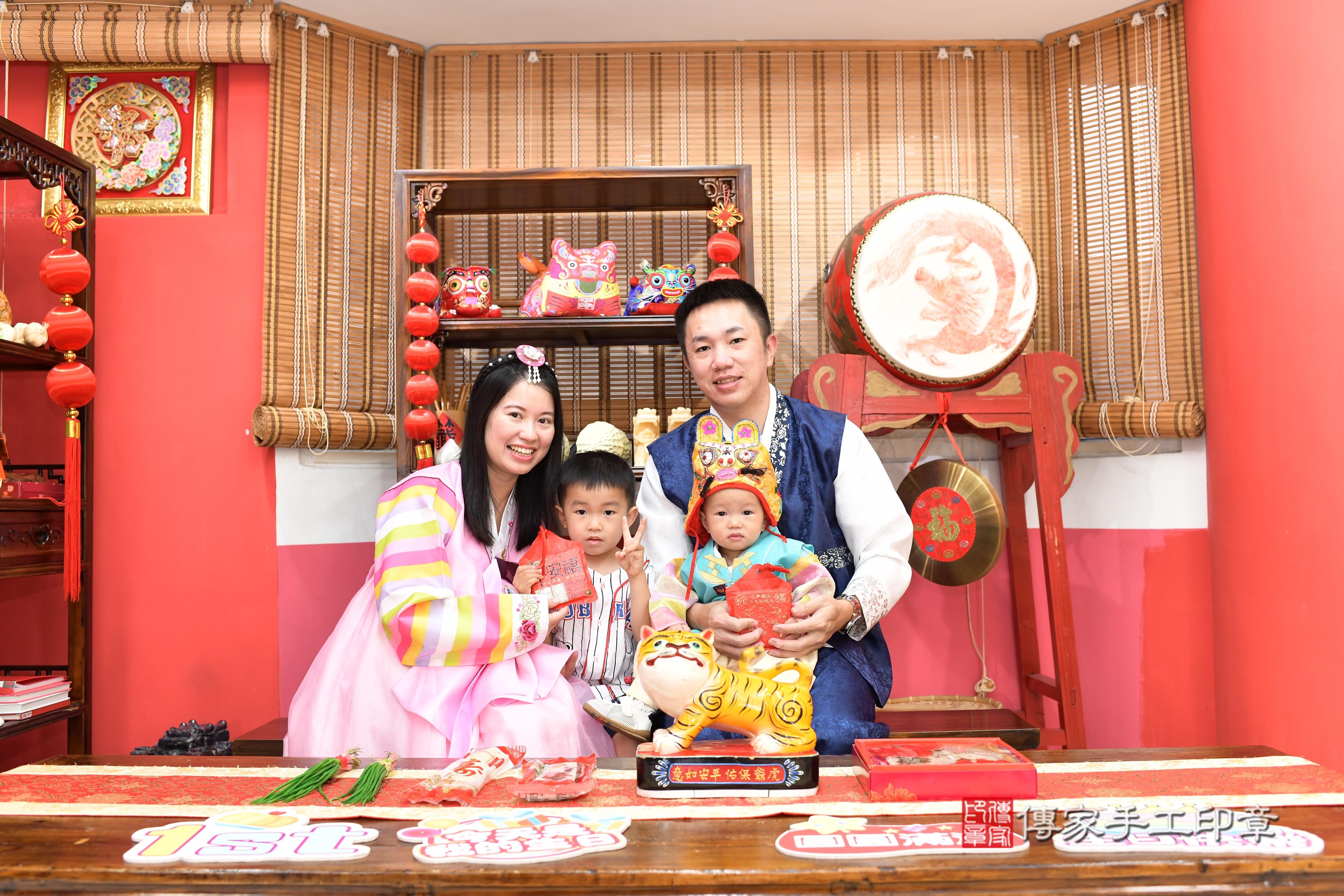 傳家手工印章高雄店、抓周、度脺、中國風會場、傳家嬰兒古禮、吉祥話、抓周道具物品24種、拍照。抓周證書。寶寶抓周、滿周歲、生日快樂、祝福