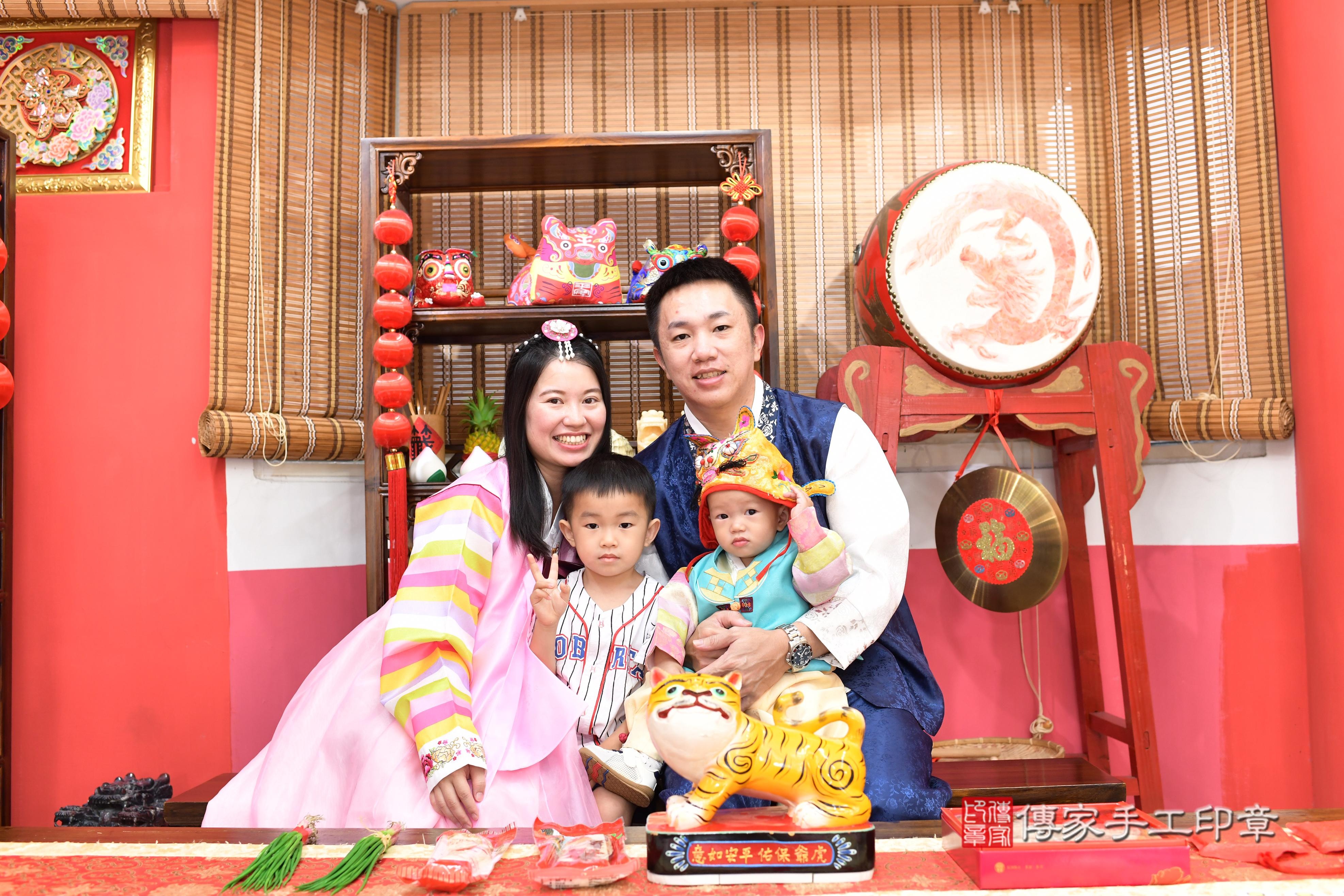 傳家手工印章高雄店、抓周、度脺、中國風會場、傳家嬰兒古禮、吉祥話、抓周道具物品24種、拍照。抓周證書。寶寶抓周、滿周歲、生日快樂、祝福