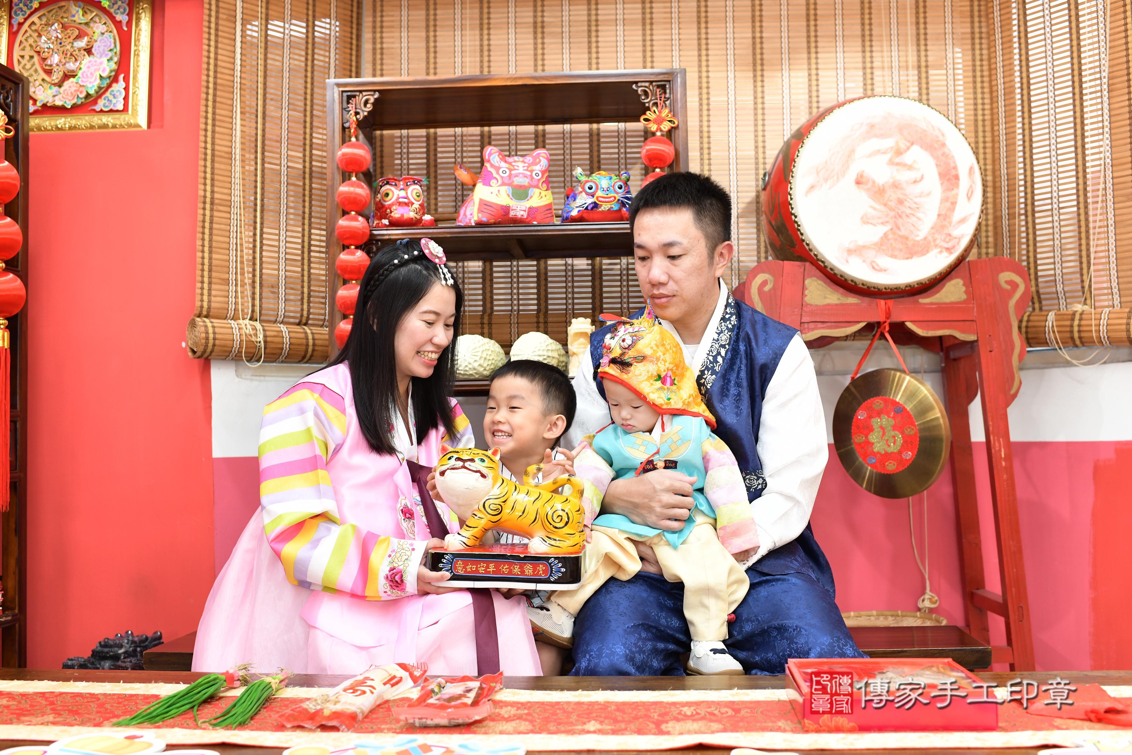 傳家手工印章高雄店、抓周、度脺、中國風會場、傳家嬰兒古禮、吉祥話、抓周道具物品24種、拍照。抓周證書。寶寶抓周、滿周歲、生日快樂、祝福