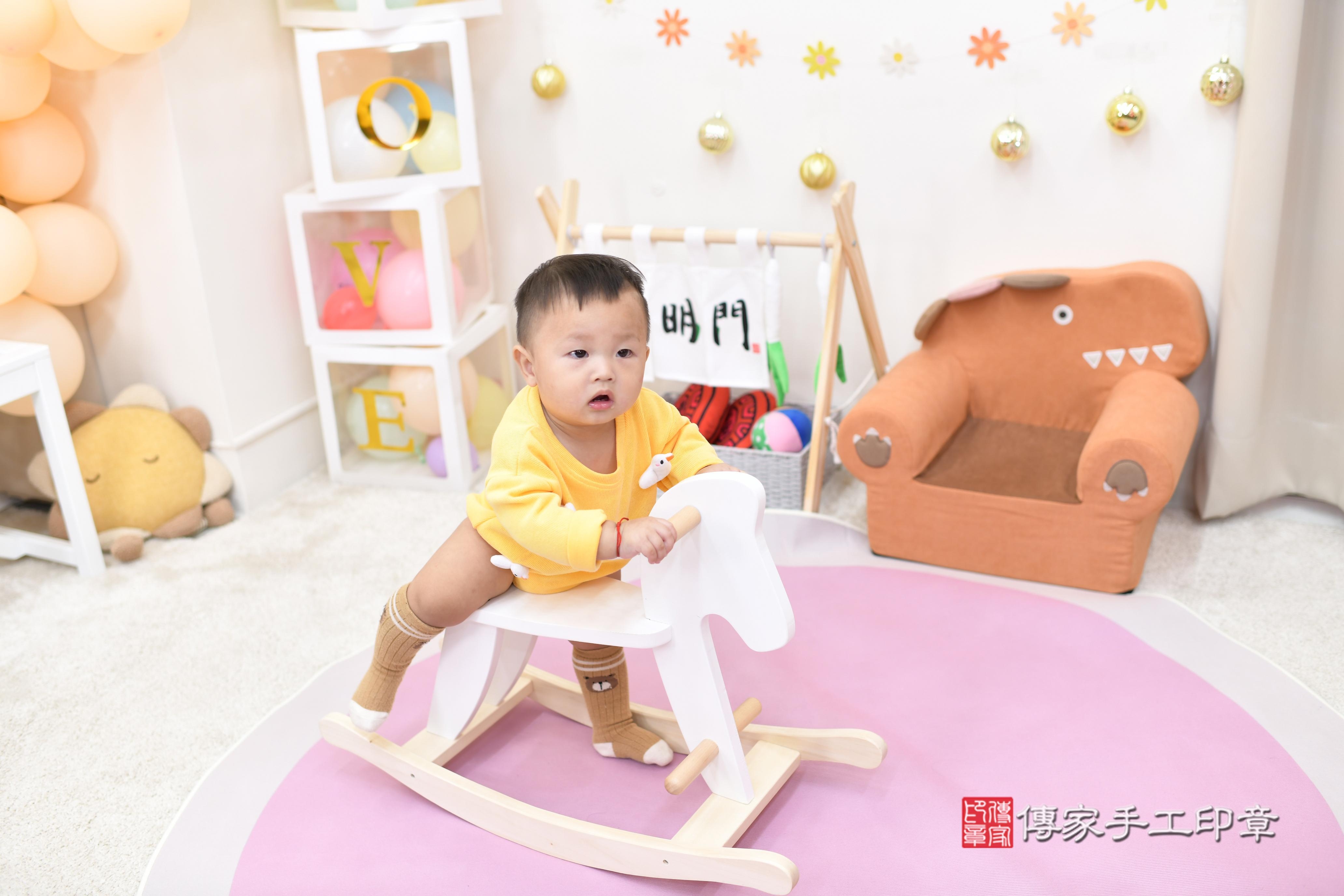 傳家手工印章高雄店、抓周、度脺、中國風會場、傳家嬰兒古禮、吉祥話、抓周道具物品24種、拍照。抓周證書。寶寶抓周、滿周歲、生日快樂、祝福