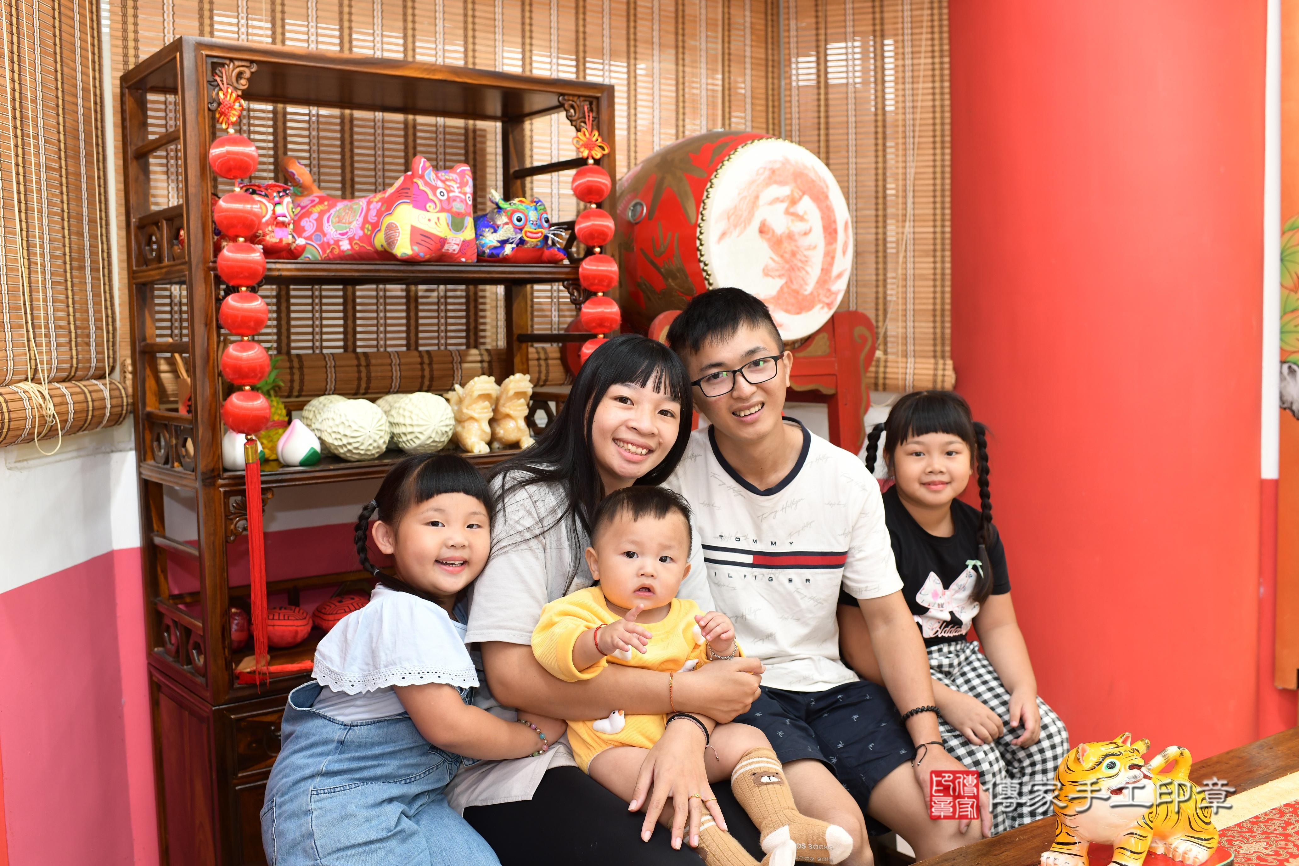 傳家手工印章高雄店、抓周、度脺、中國風會場、傳家嬰兒古禮、吉祥話、抓周道具物品24種、拍照。抓周證書。寶寶抓周、滿周歲、生日快樂、祝福