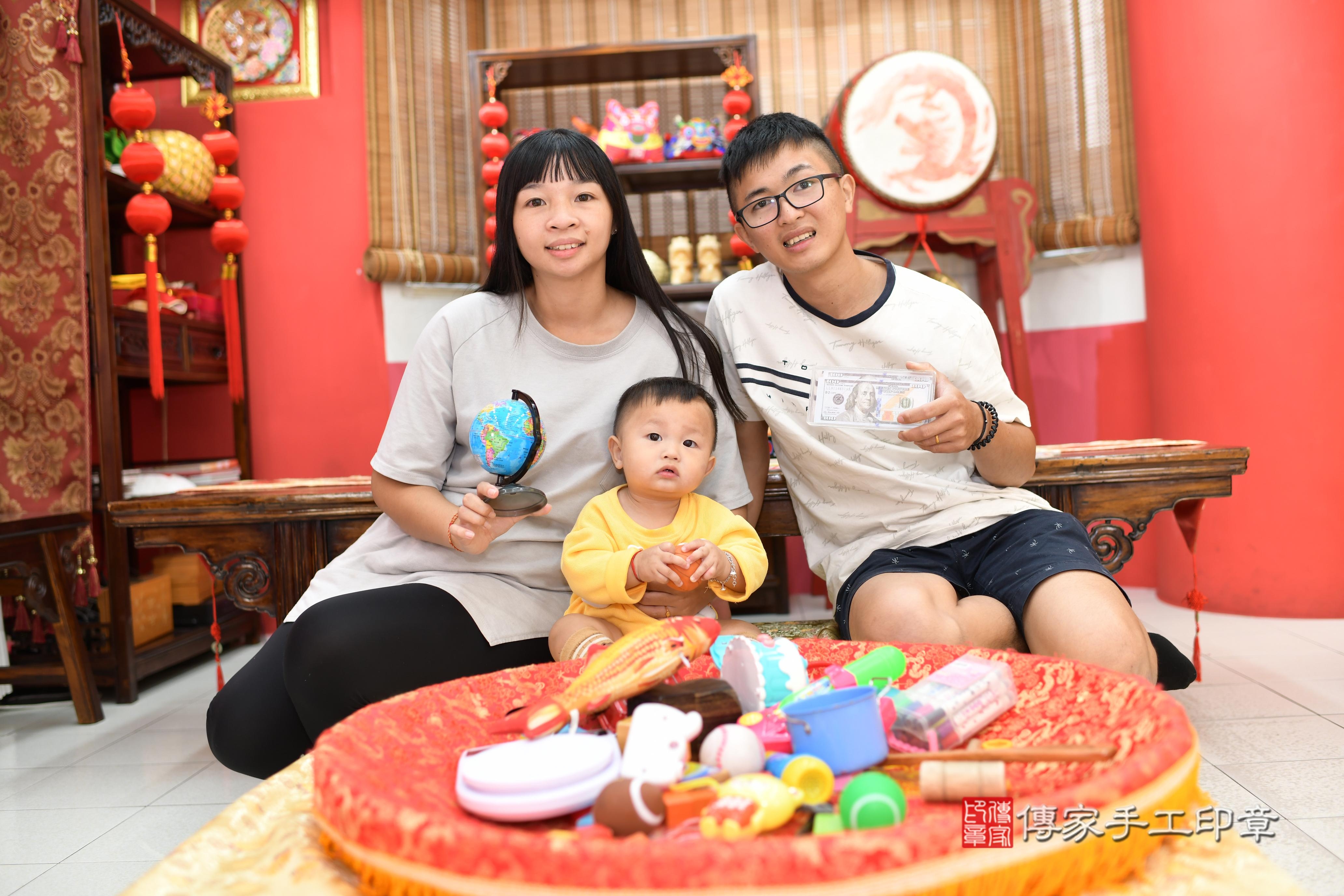 傳家手工印章高雄店、抓周、度脺、中國風會場、傳家嬰兒古禮、吉祥話、抓周道具物品24種、拍照。抓周證書。寶寶抓周、滿周歲、生日快樂、祝福