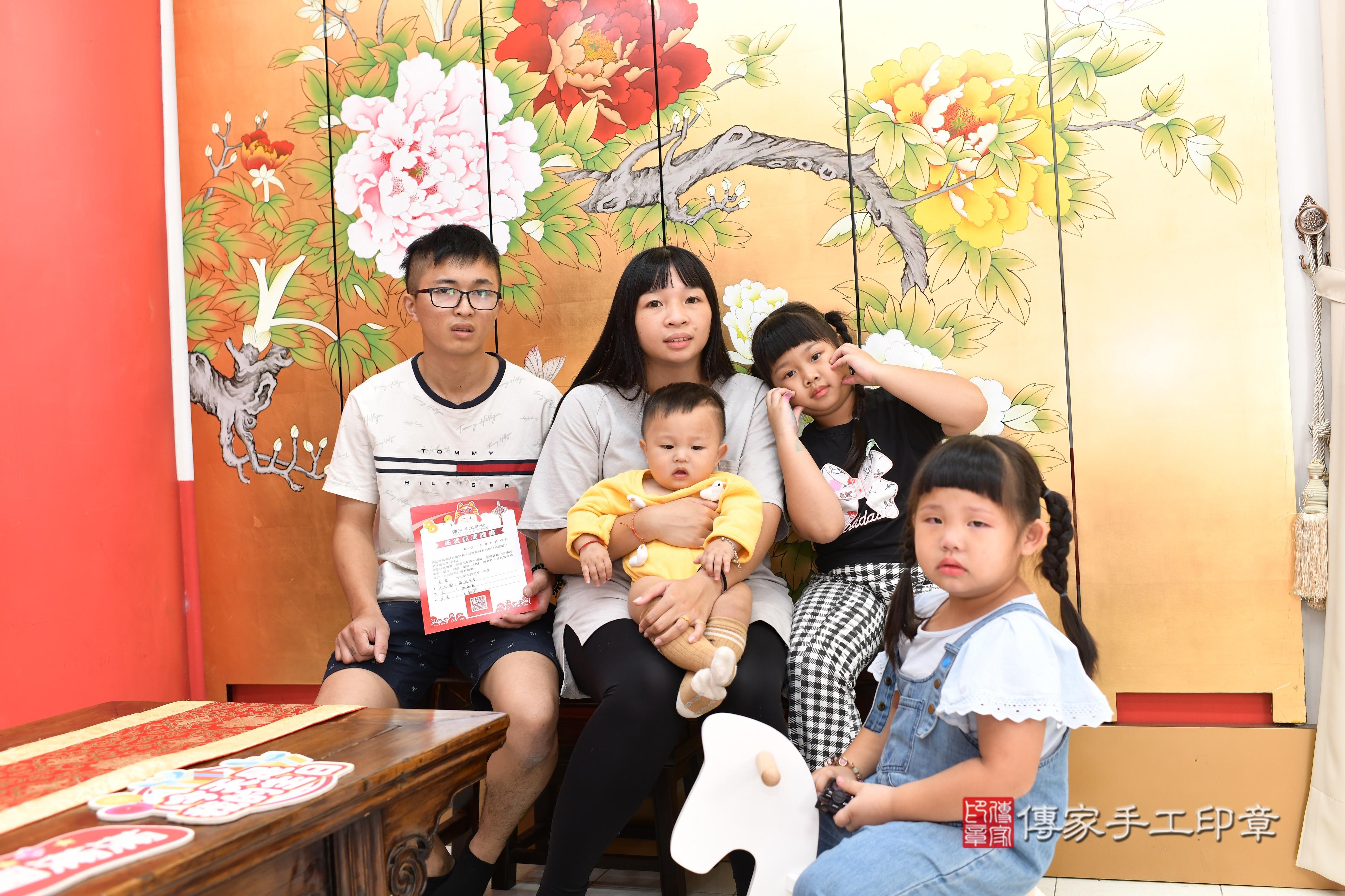 傳家手工印章高雄店、抓周、度脺、中國風會場、傳家嬰兒古禮、吉祥話、抓周道具物品24種、拍照。抓周證書。寶寶抓周、滿周歲、生日快樂、祝福
