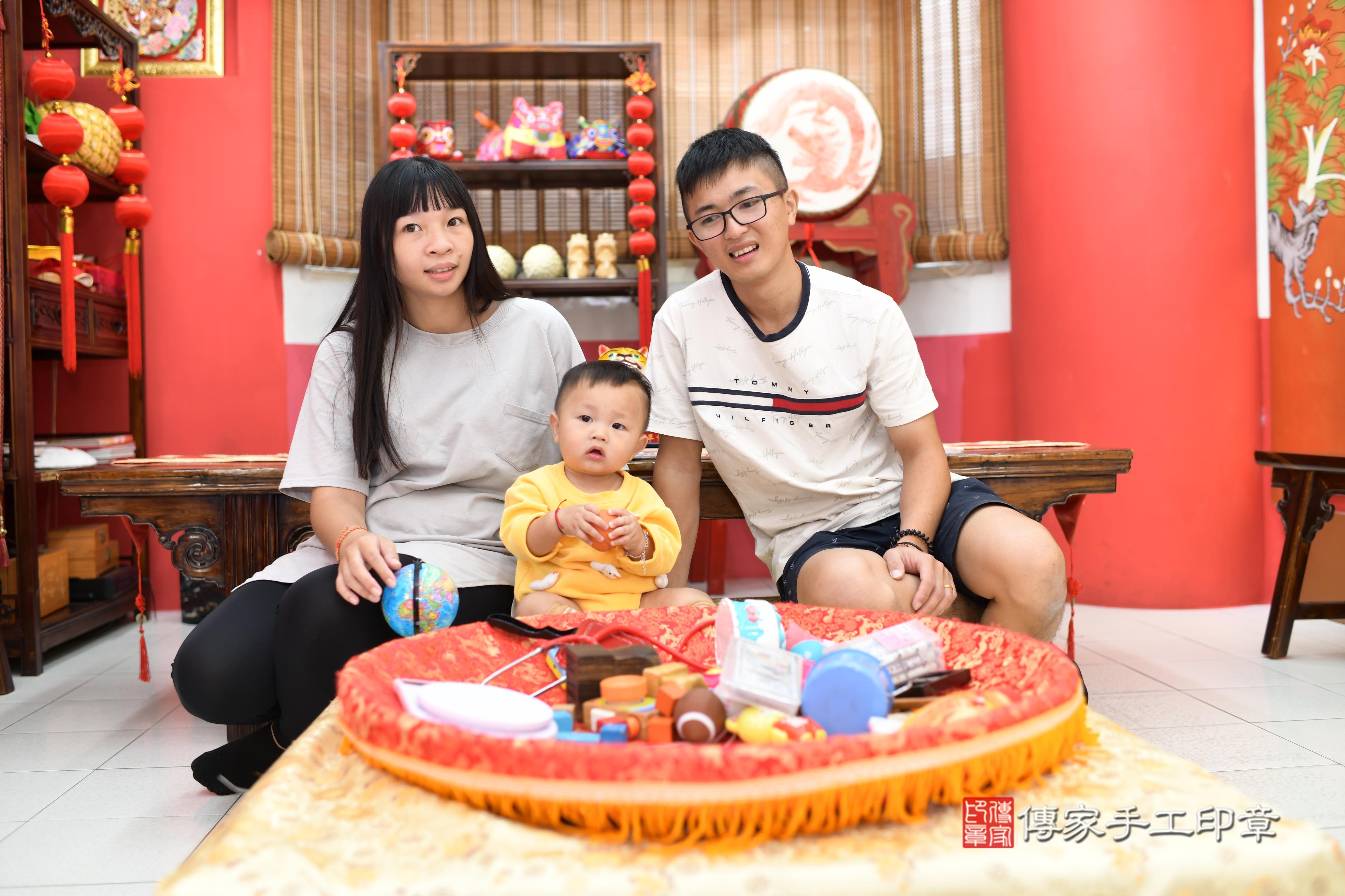 傳家手工印章高雄店、抓周、度脺、中國風會場、傳家嬰兒古禮、吉祥話、抓周道具物品24種、拍照。抓周證書。寶寶抓周、滿周歲、生日快樂、祝福