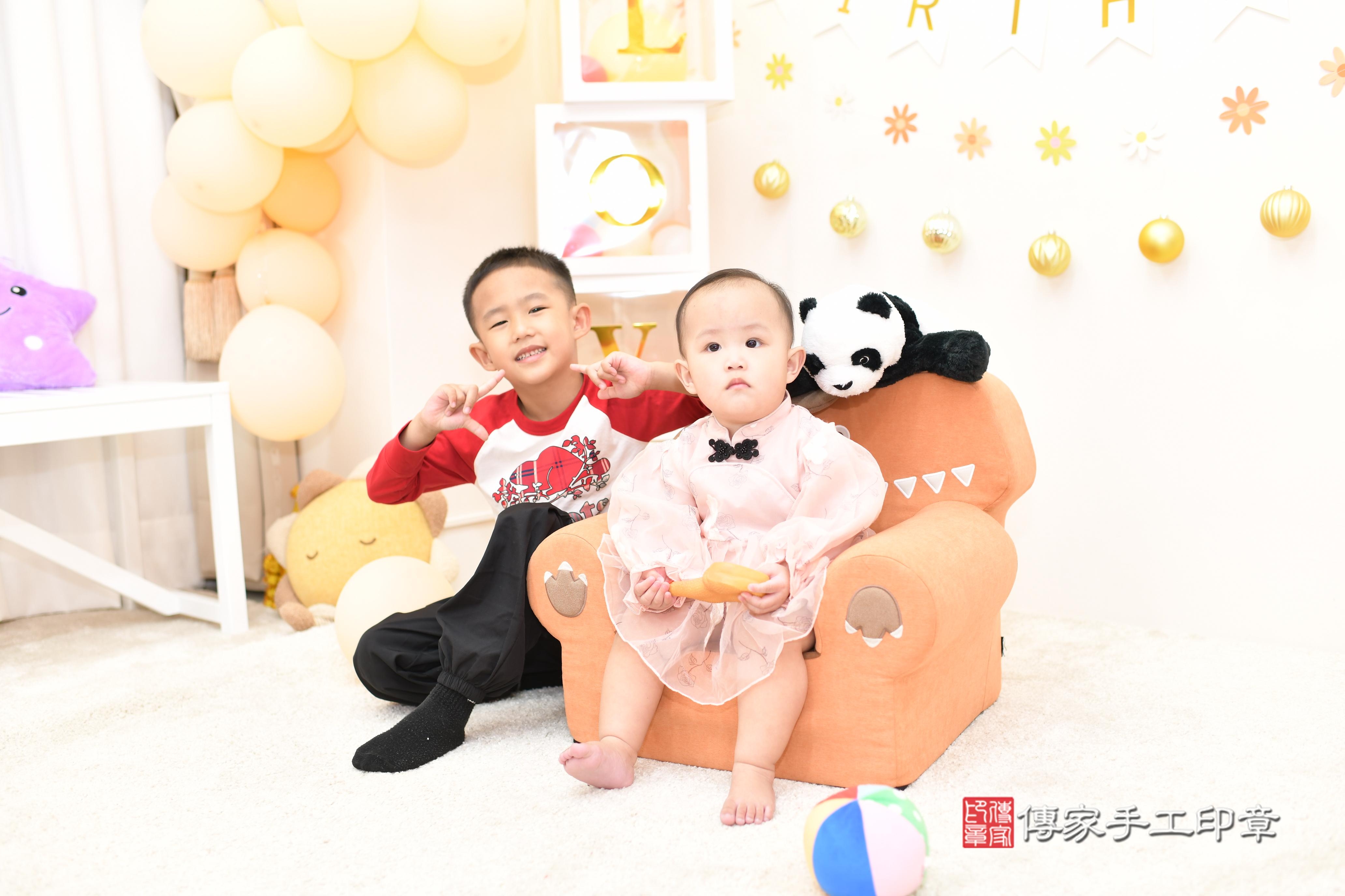 傳家手工印章高雄店、抓周、度脺、中國風會場、傳家嬰兒古禮、吉祥話、抓周道具物品24種、拍照。抓周證書。寶寶抓周、滿周歲、生日快樂、祝福