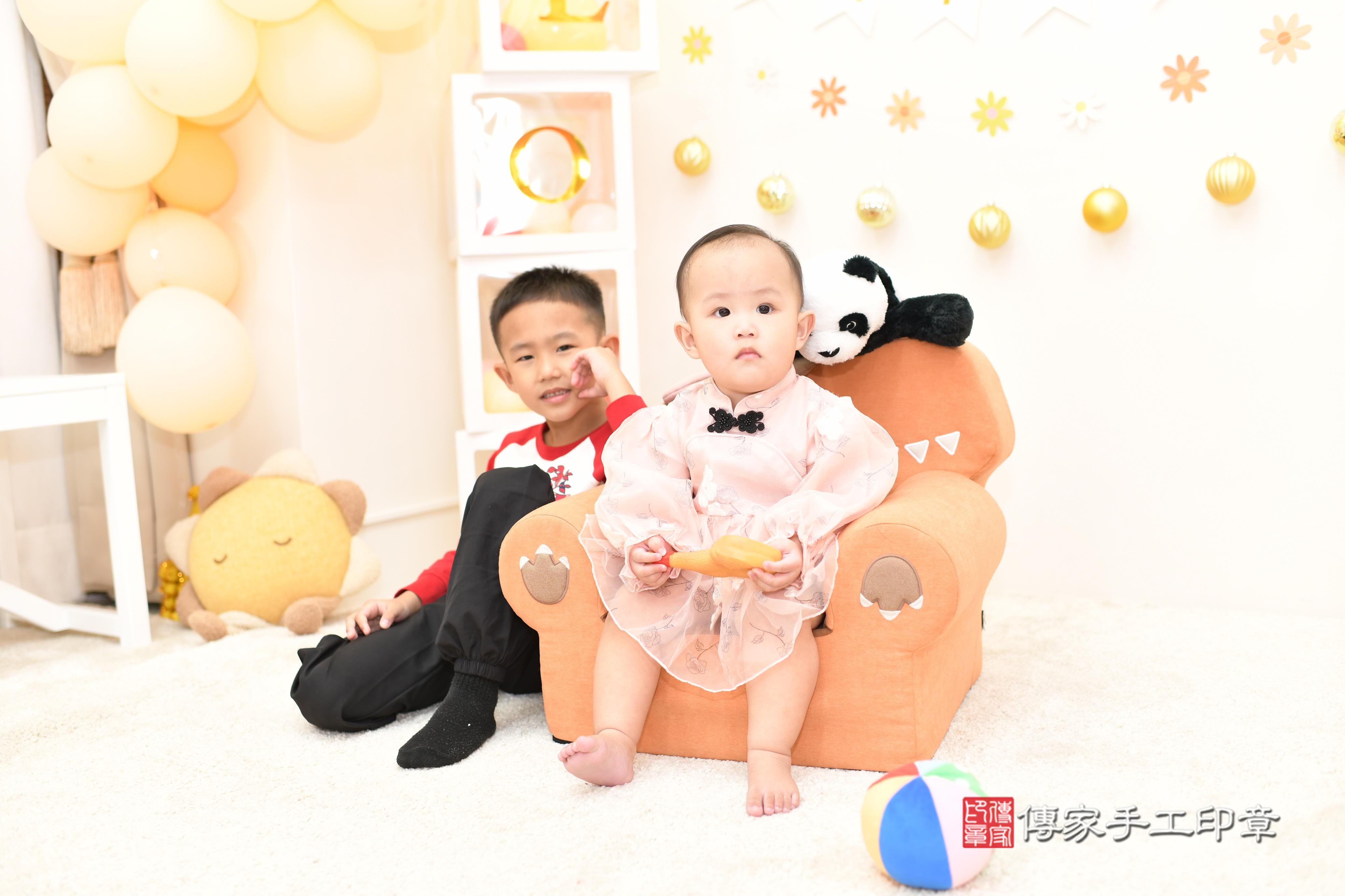 傳家手工印章高雄店、抓周、度脺、中國風會場、傳家嬰兒古禮、吉祥話、抓周道具物品24種、拍照。抓周證書。寶寶抓周、滿周歲、生日快樂、祝福