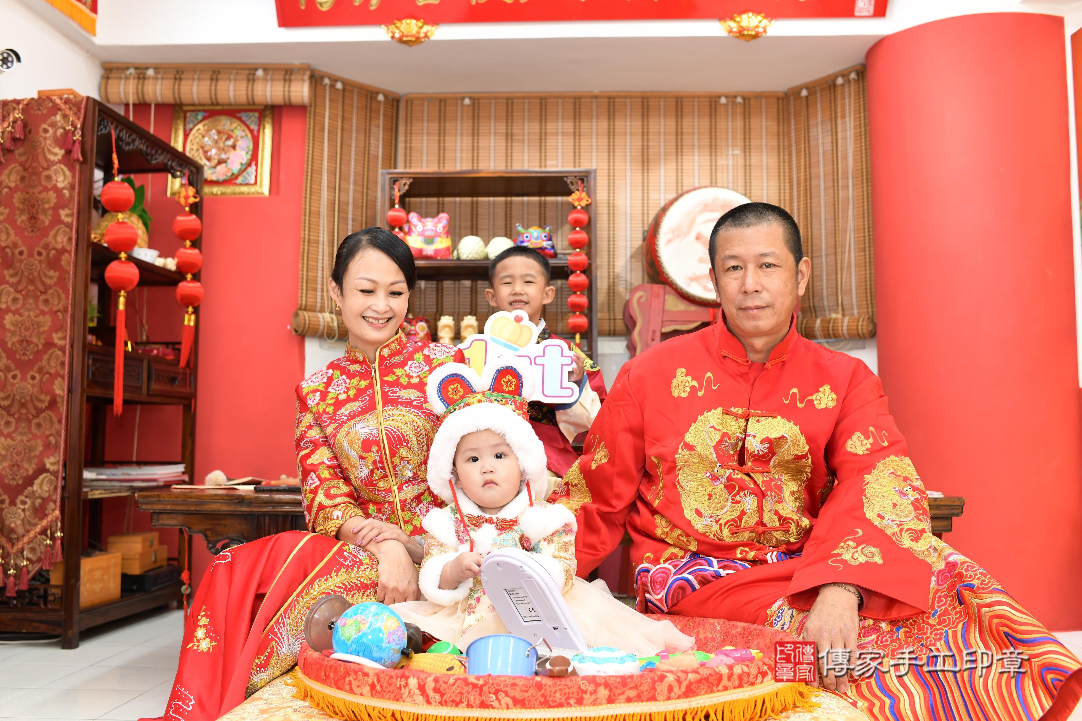 傳家手工印章高雄店、抓周、度脺、中國風會場、傳家嬰兒古禮、吉祥話、抓周道具物品24種、拍照。抓周證書。寶寶抓周、滿周歲、生日快樂、祝福